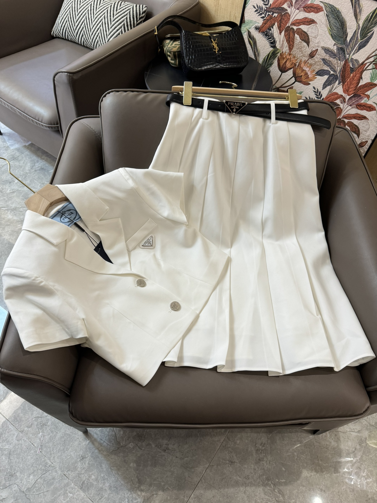 XC24037#新款套装Prada三角标经典短袖西装外套压褶半裙套装白色黑色SML