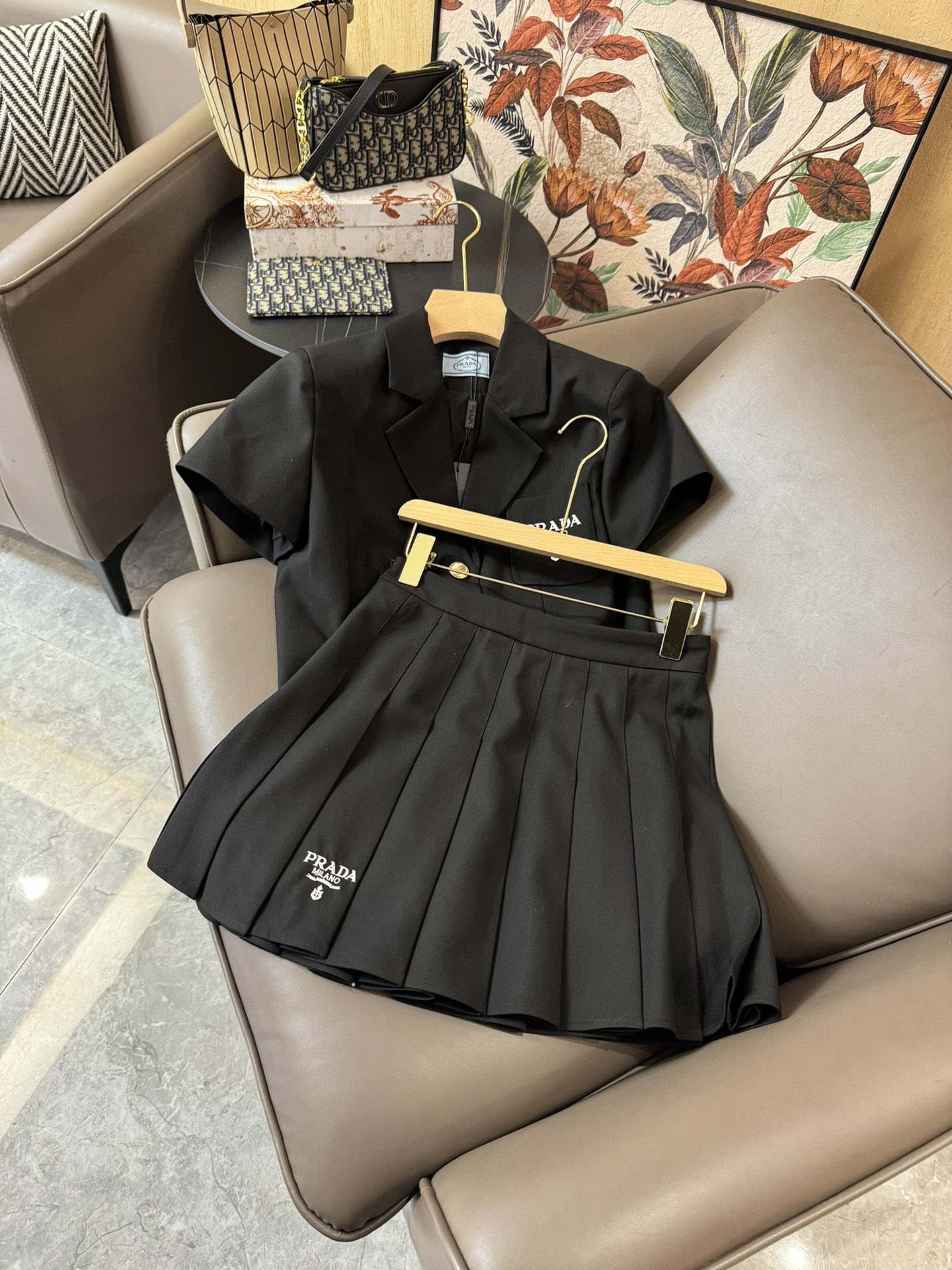 XC24046#新款套装PRADA字母印花西装短袖上衣压褶半裙套装杏色黑色SML