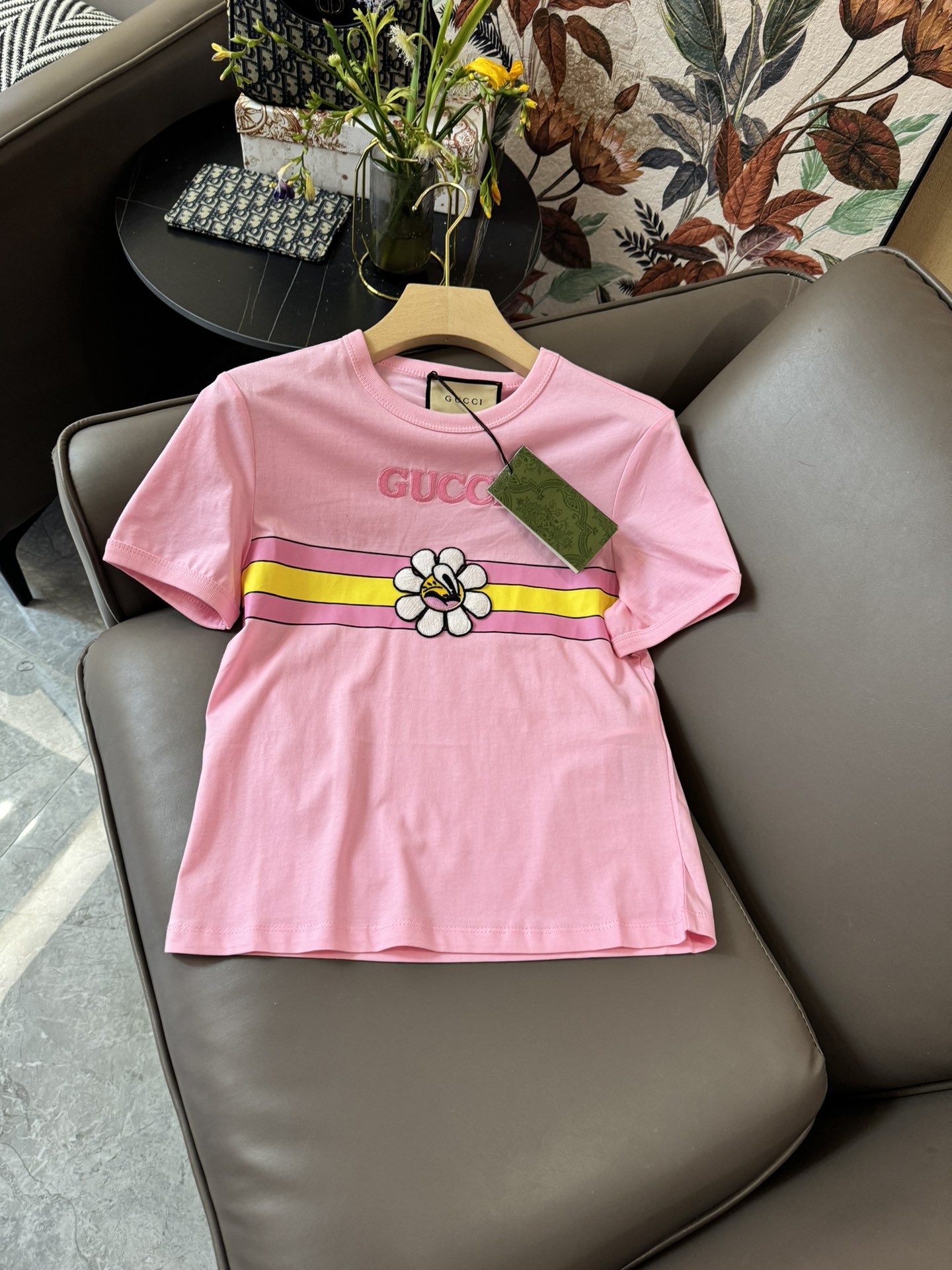 QGzsdqw93#新款T恤⚠️Pywdwsgucci 超级爆款 太阳花绣花条纹 T恤  白色 粉色 SML