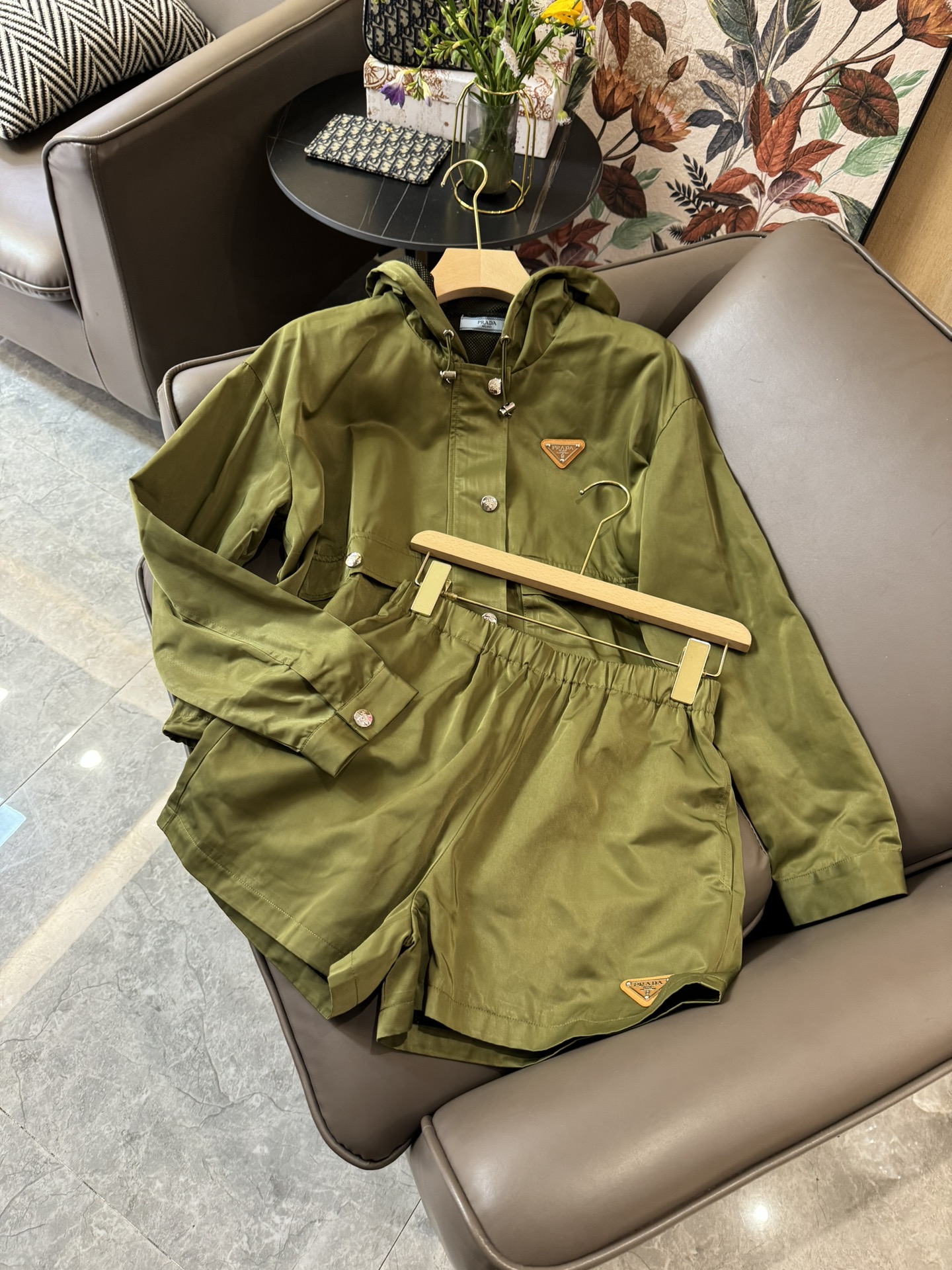 XCzsdqw62#新款套装⚠️PejdyydPrada 三角标 长袖带帽外套➕短裤套装 绿色 SML