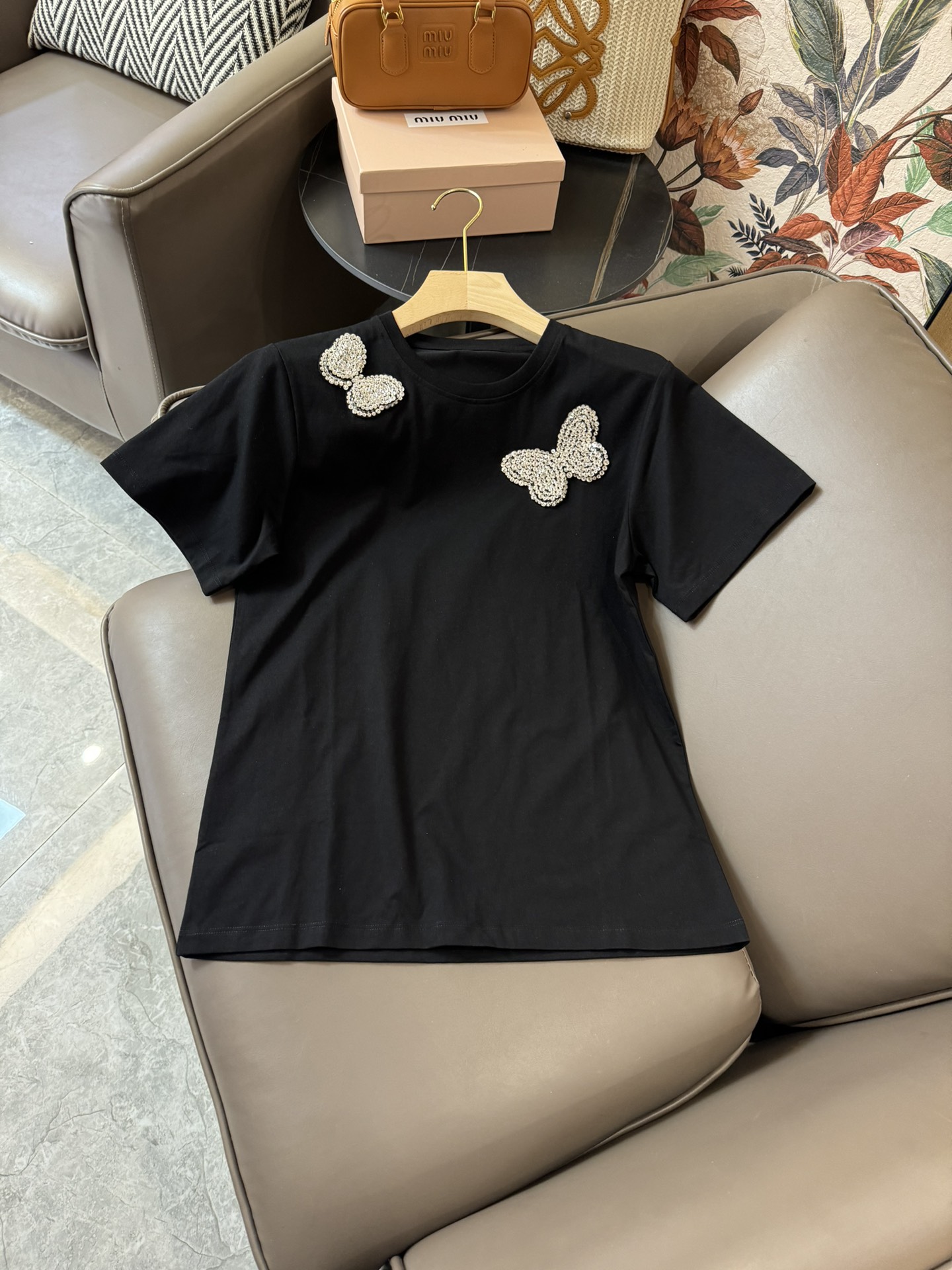 DG014#新款T恤⚠️Pyjdle Valentino 超重工款 手工缝立体水钻蝴蝶 修身款 短袖T恤 灰色 黑色 白色 SML