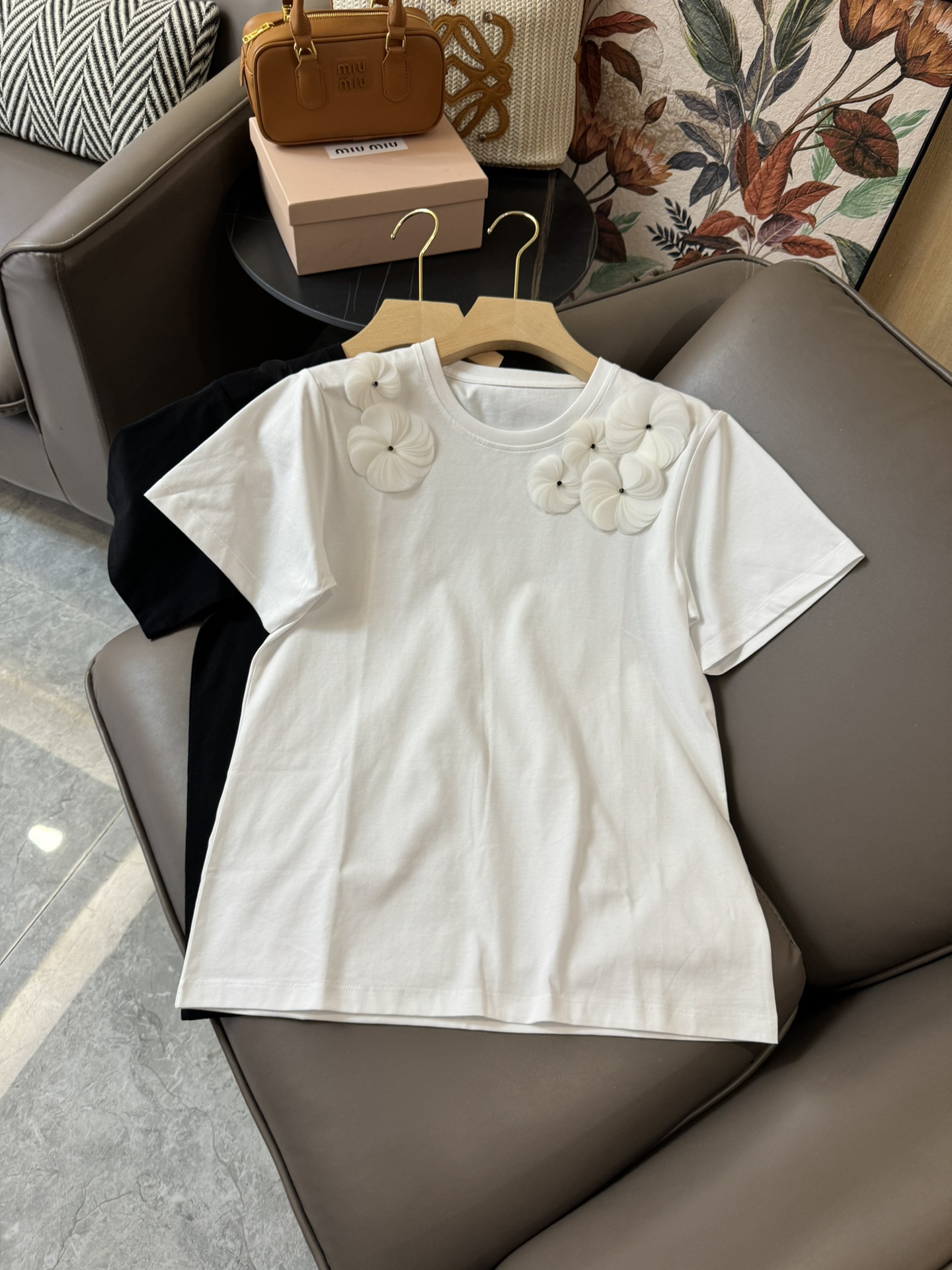 DG013#新款T恤⚠️Pyqwld miu家 手工缝立体花朵 修身款 短袖T恤 黑色 白色 SML