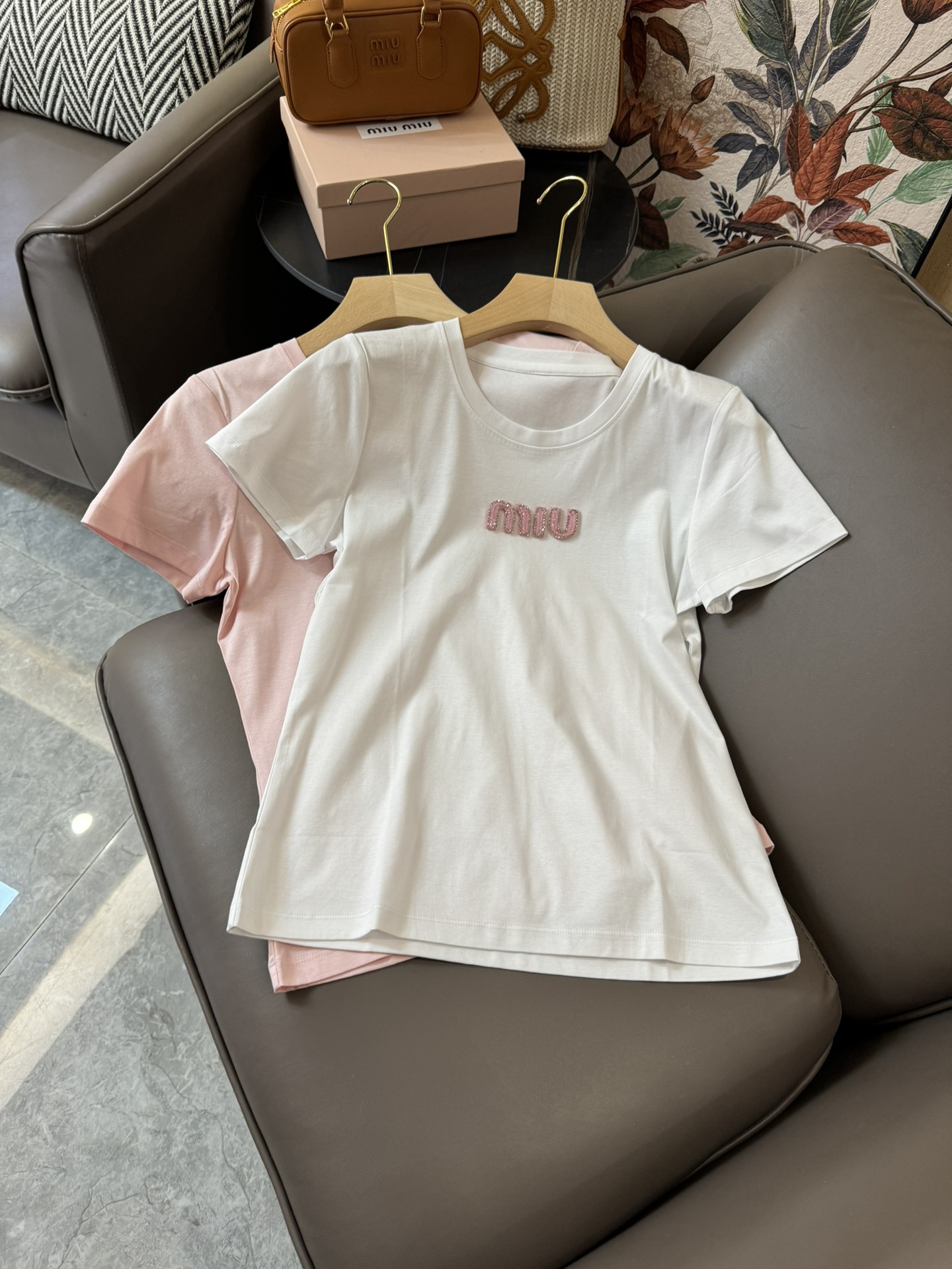 DG010#新款T恤⚠️Pywdws miu miu 手工钉珠字母 修身款 短袖T恤 粉色 白色 SMLXLXXL