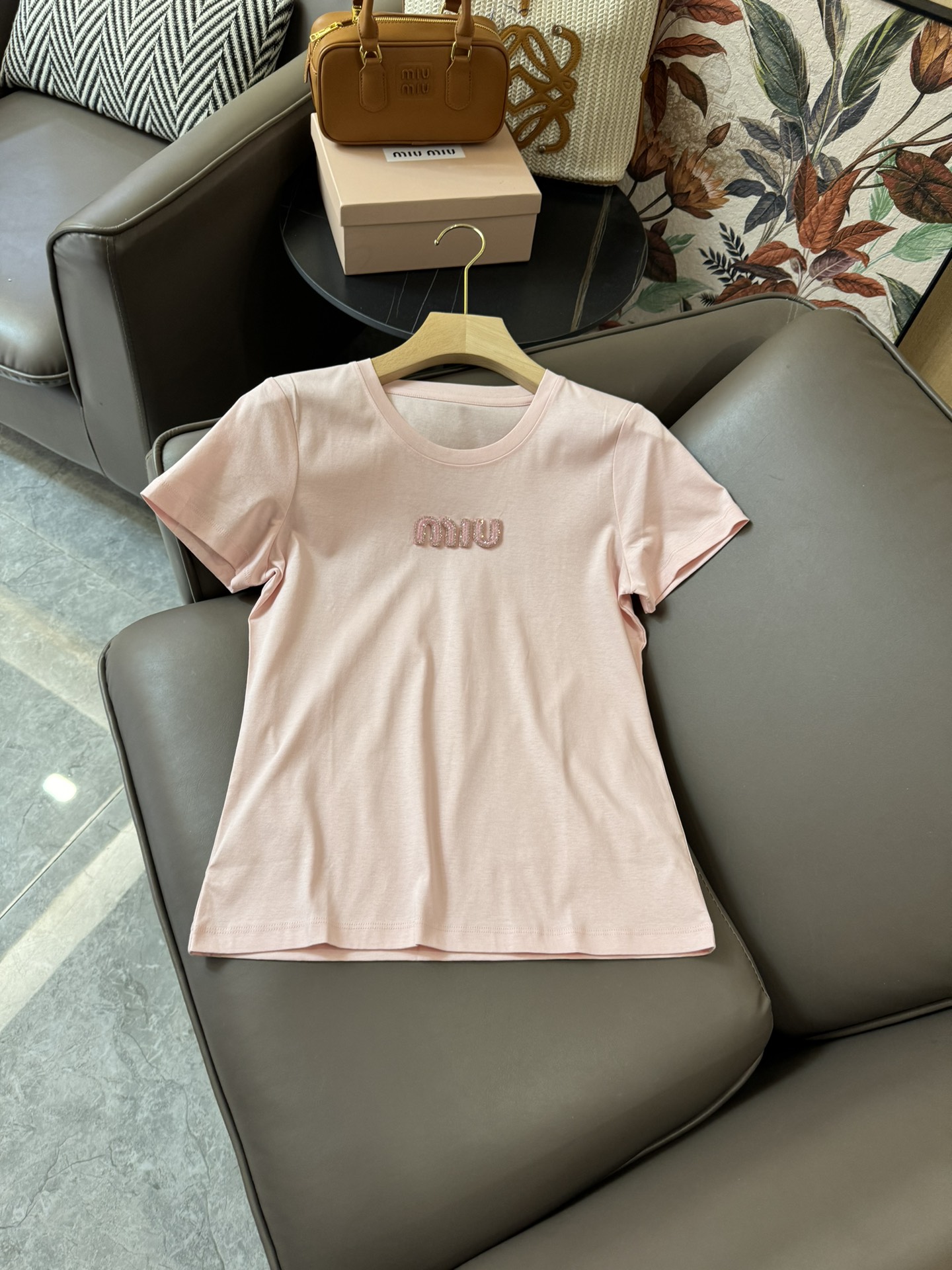 DG010#新款T恤⚠️Pywdws miu miu 手工钉珠字母 修身款 短袖T恤 粉色 白色 SMLXLXXL