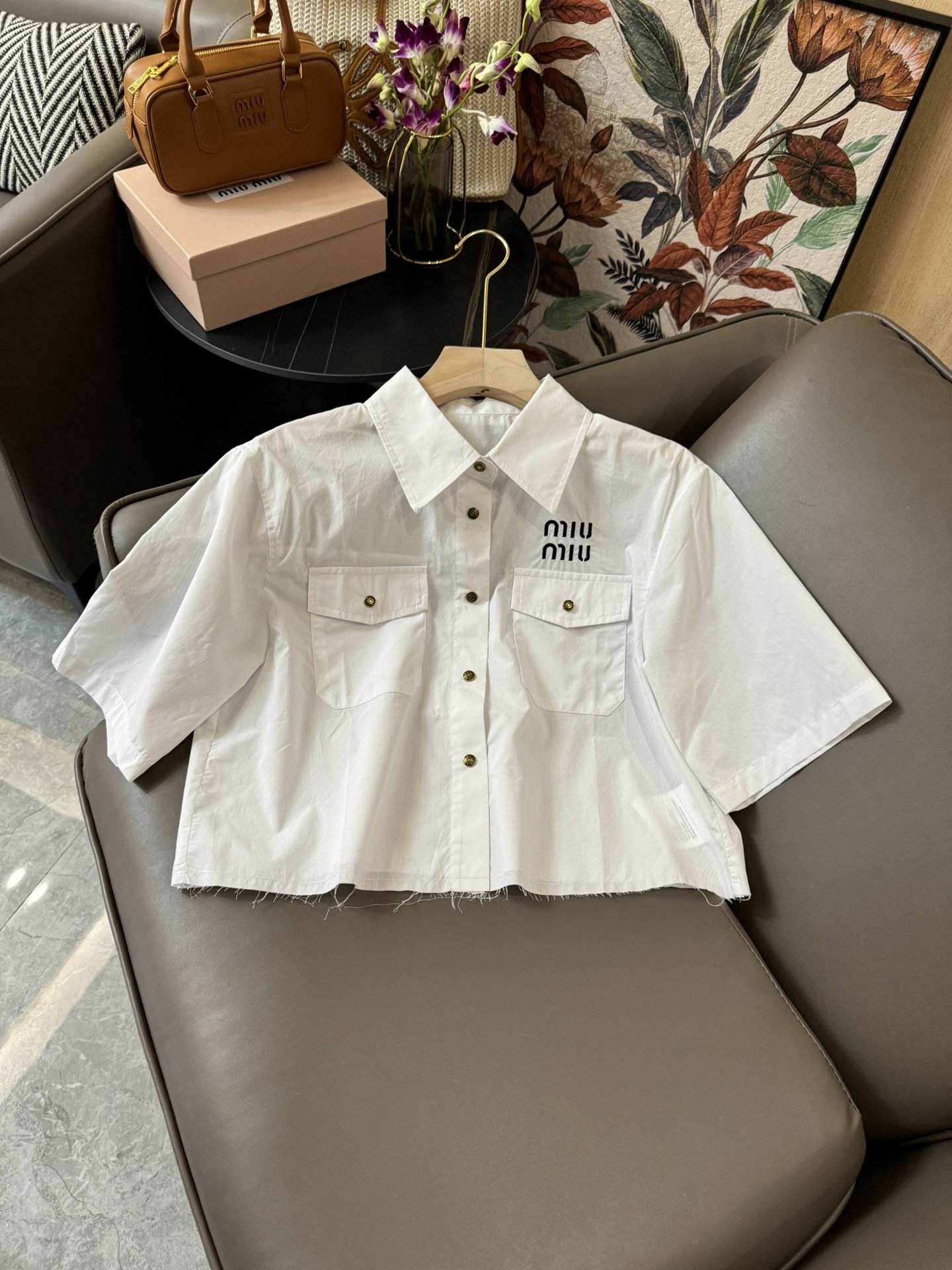 CS023#新款衬衫⚠️Pzzdqd????\nmiu miu 字母绣花 最新款 短袖衬衫 白色 SML