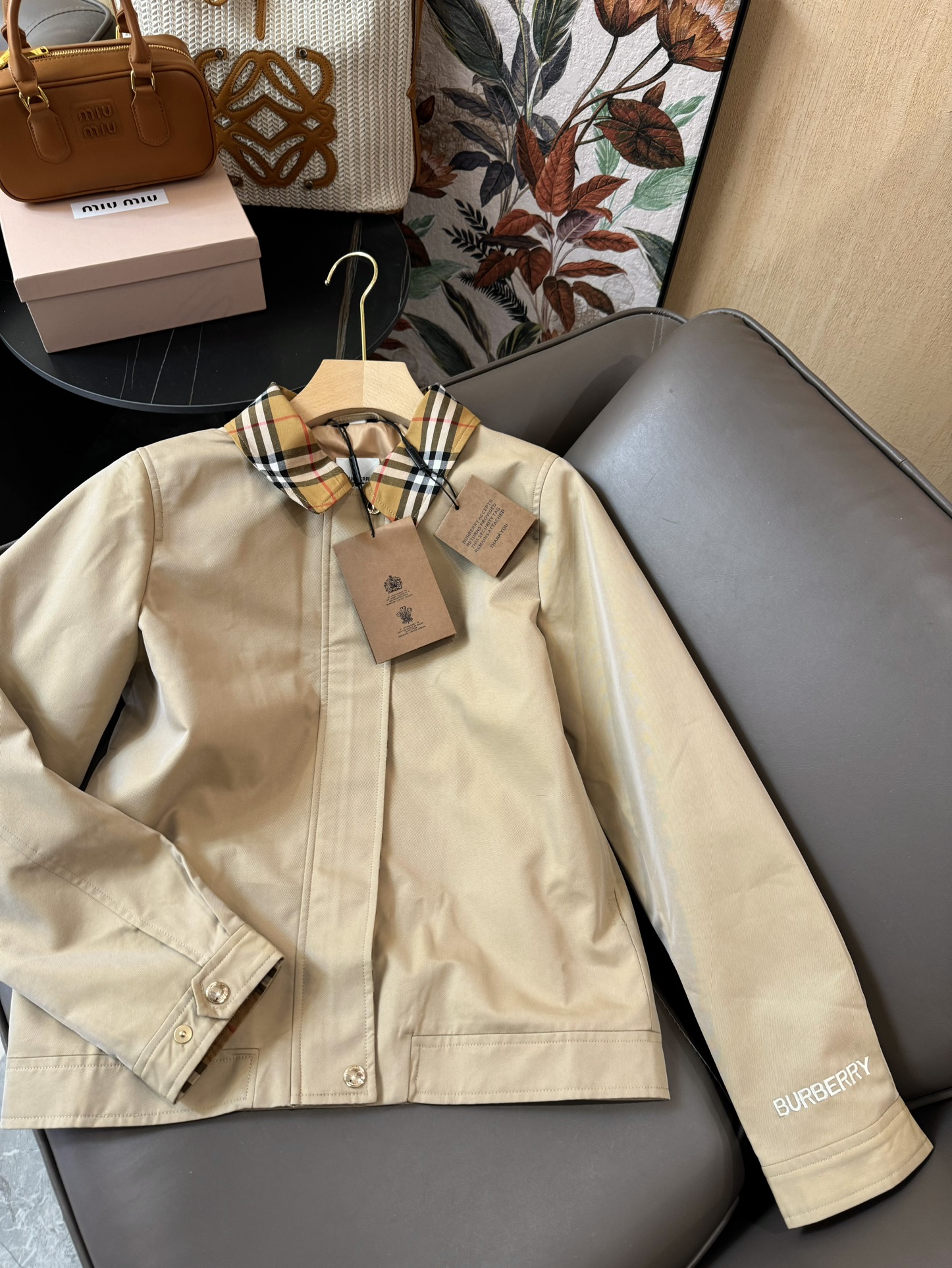 LF007#新款风衣。
Burberry 最新款 翻领格子色 拼接短款风衣小外套 卡其色 36/38/4