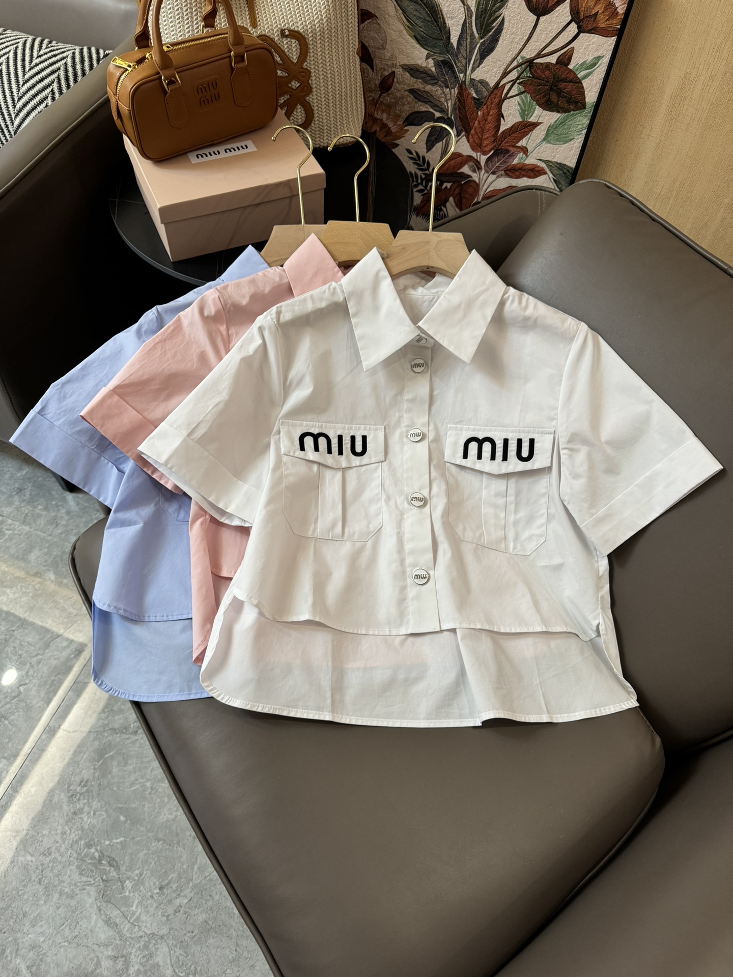 CS034#新款短袖衬衫⚠️Pzzdqd????\nmiu家 字母绣花口袋 短款衬衫 蓝色 白色 粉色 SML