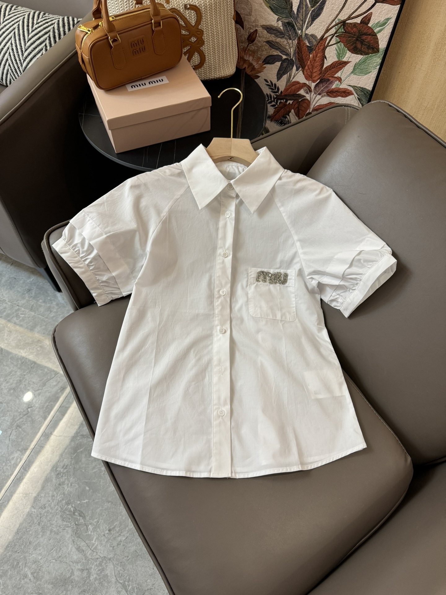 CS041#新款衬衫⚠️Pzydlb????\nmiu 家字母钉钻 短袖衬衫 白色 SML