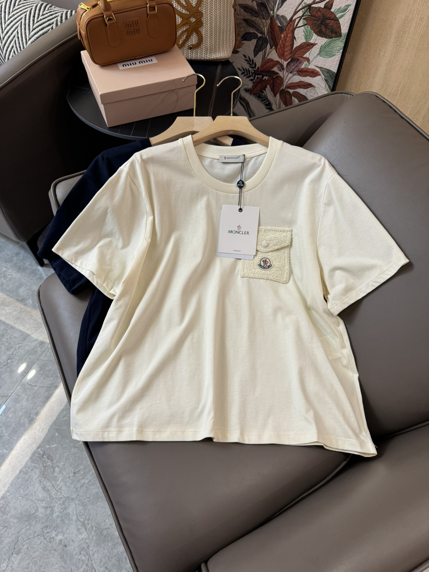 QG24229#新款T恤⚠️Pyswwe????\nMoncler 最新款 珠片绣花口袋 短袖T恤 藏青色 米白色 SML