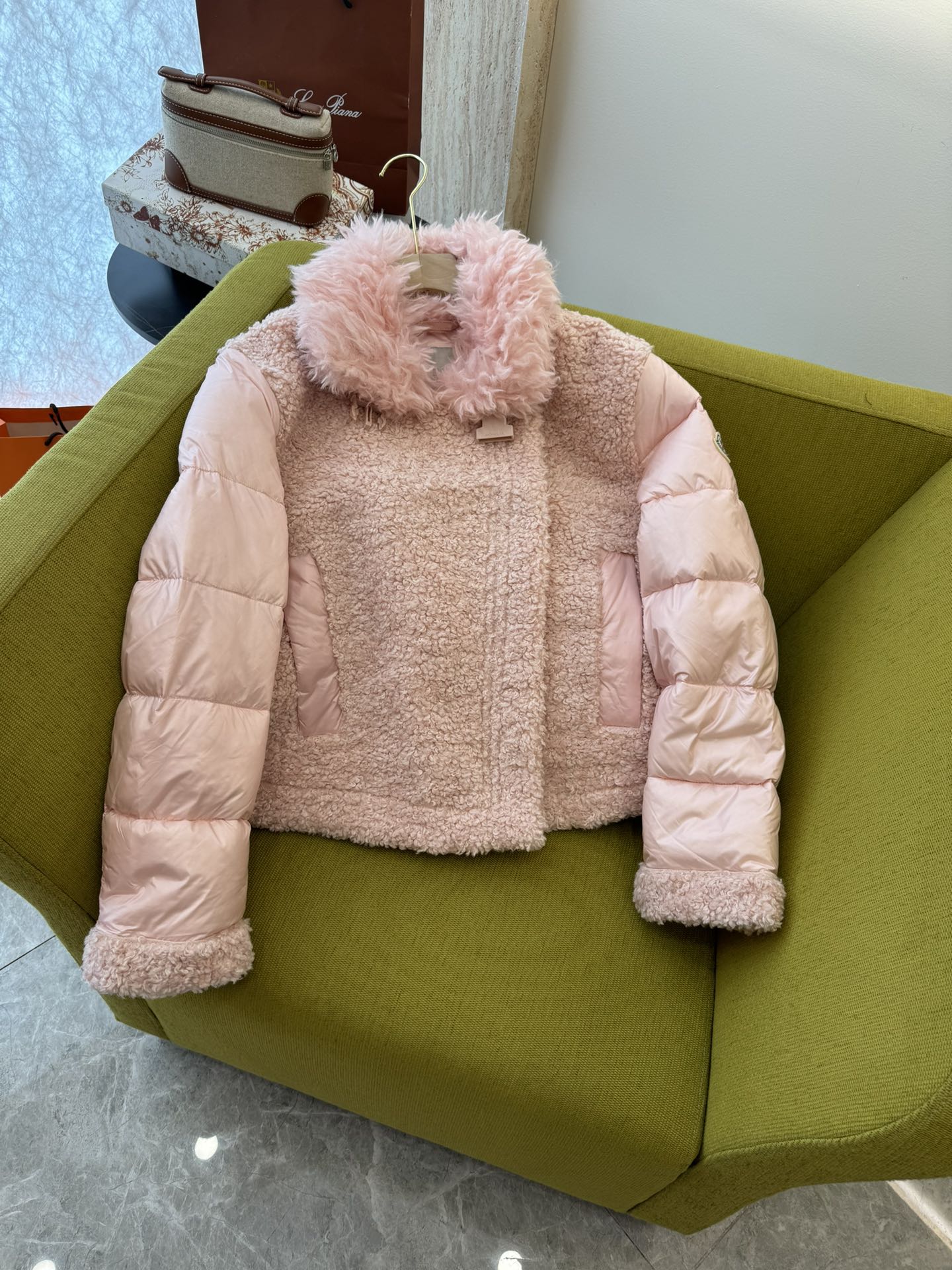 Moncler Haut
 Vêtements Veste En Duvet Couleur rose Blanc épissure Duvet d’oie blanche Laine Manches longues