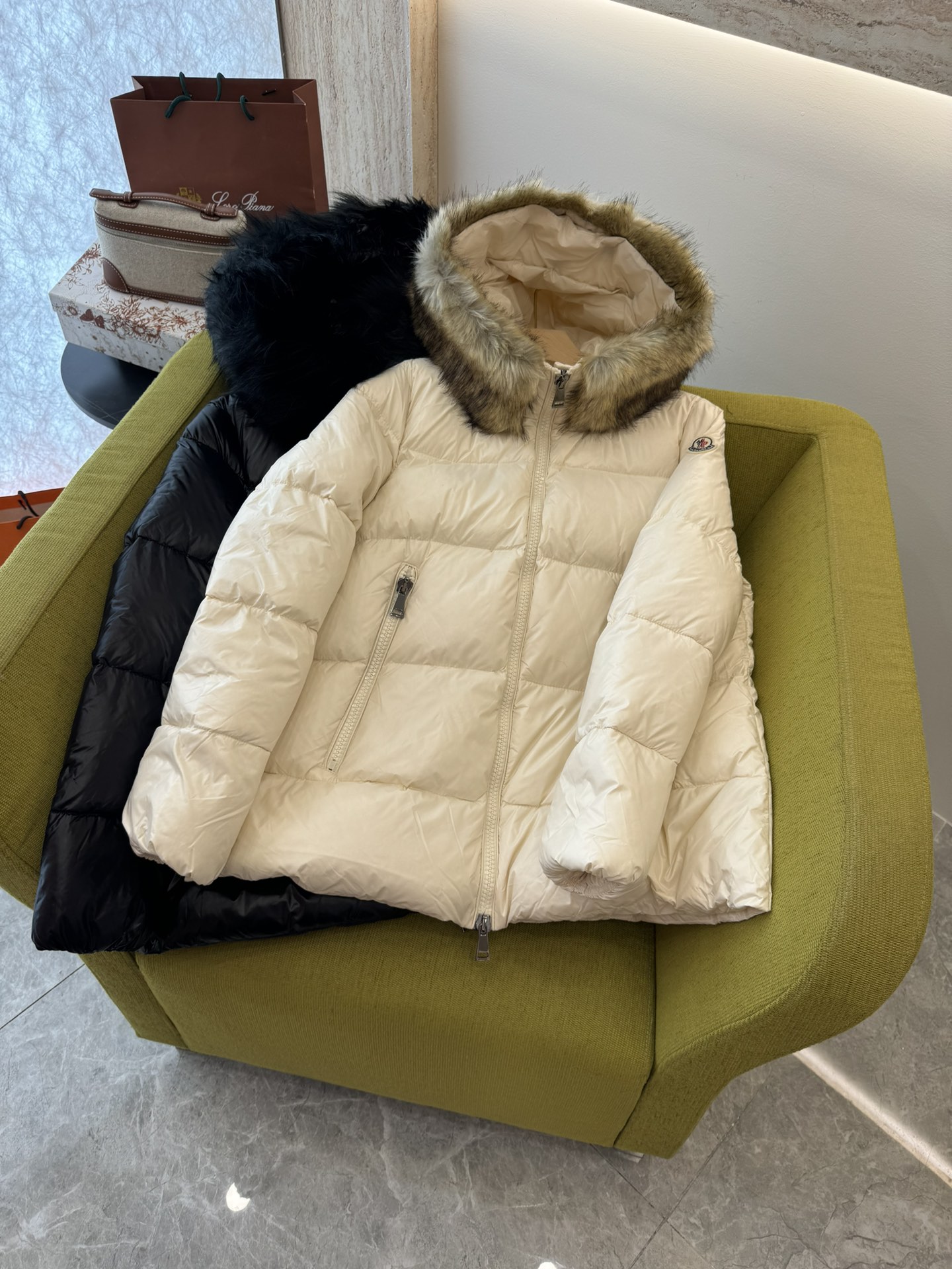 Economico
 Moncler Abbigliamento Piumino Beige Nero Bianco Giù d’oca bianca WHL38746387463