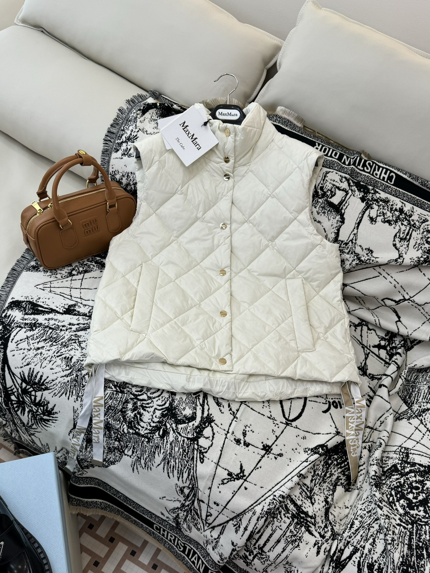 NO:561646,With dust bag M8821# new down jacket Max mara 90 white goose down short down vest down jacket off-white black gray size 34/36/38/40,,down jacket,alexander wang19860909配防尘袋M8821#新款羽绒服 Max mara 90 白鹅绒 短款羽绒马甲羽绒服 米白色 黑色 灰色 34/36/38/40码,,down jacket,alexander wang,Women's clothing