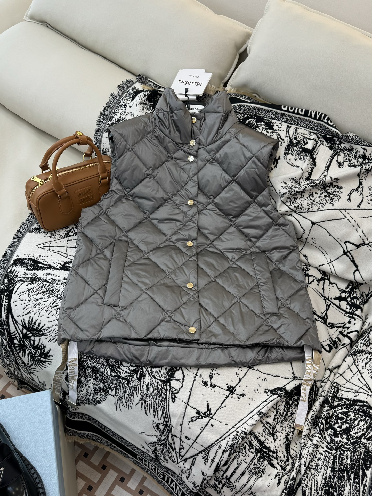 NO:561638,With dust bag M8821# new down jacket Max mara 90 white goose down short down vest down jacket off-white black gray size 34/36/38/40,,down jacket,alexander wang19860909配防尘袋M8821#新款羽绒服 Max mara 90 白鹅绒 短款羽绒马甲羽绒服 米白色 黑色 灰色 34/36/38/40码,,down jacket,alexander wang,Women's clothing