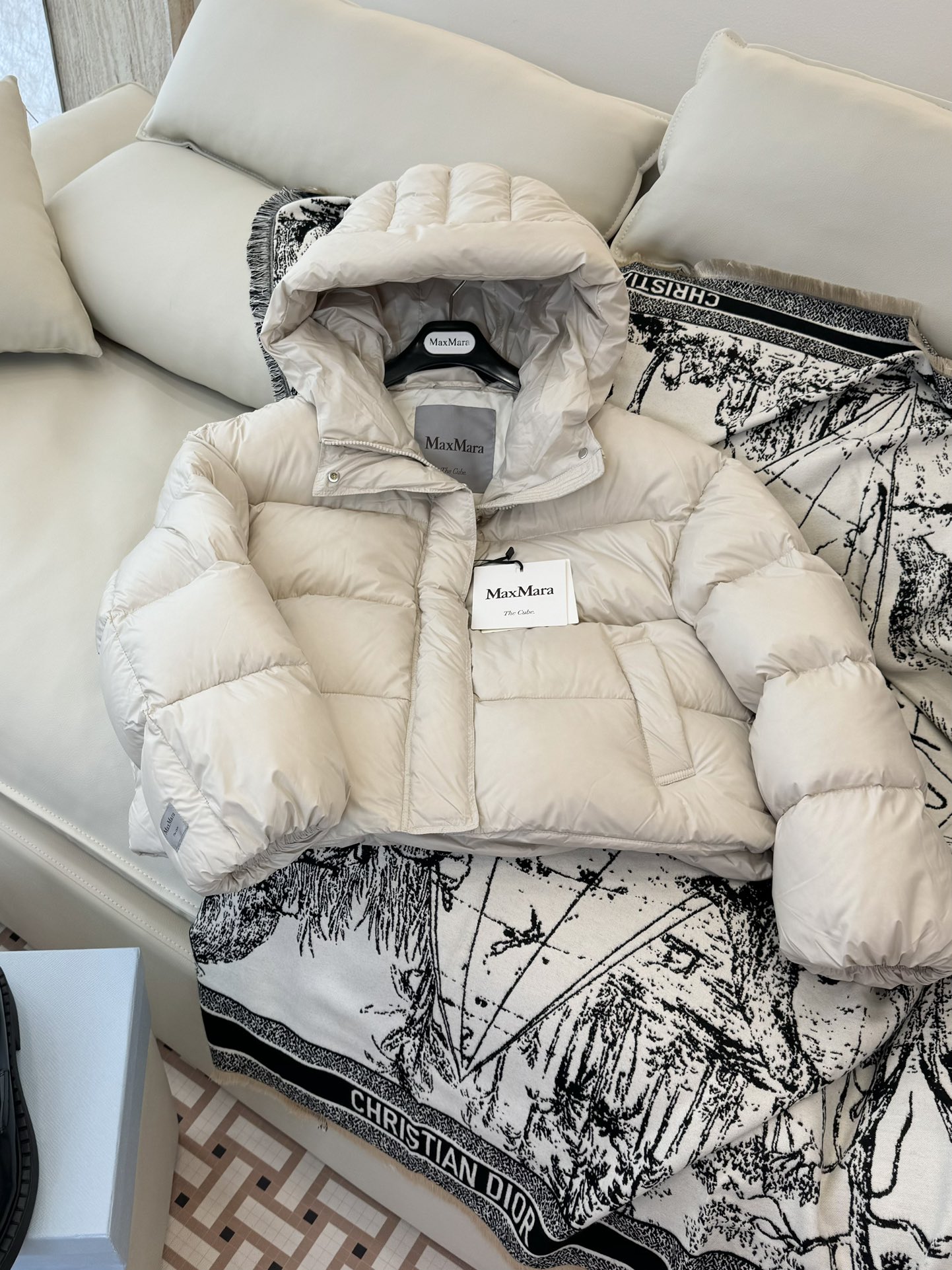 Bene
 MaxMara Abbigliamento Piumino Negozio di design all’ingrosso
 Beige Nero Bianco Giù d’oca bianca