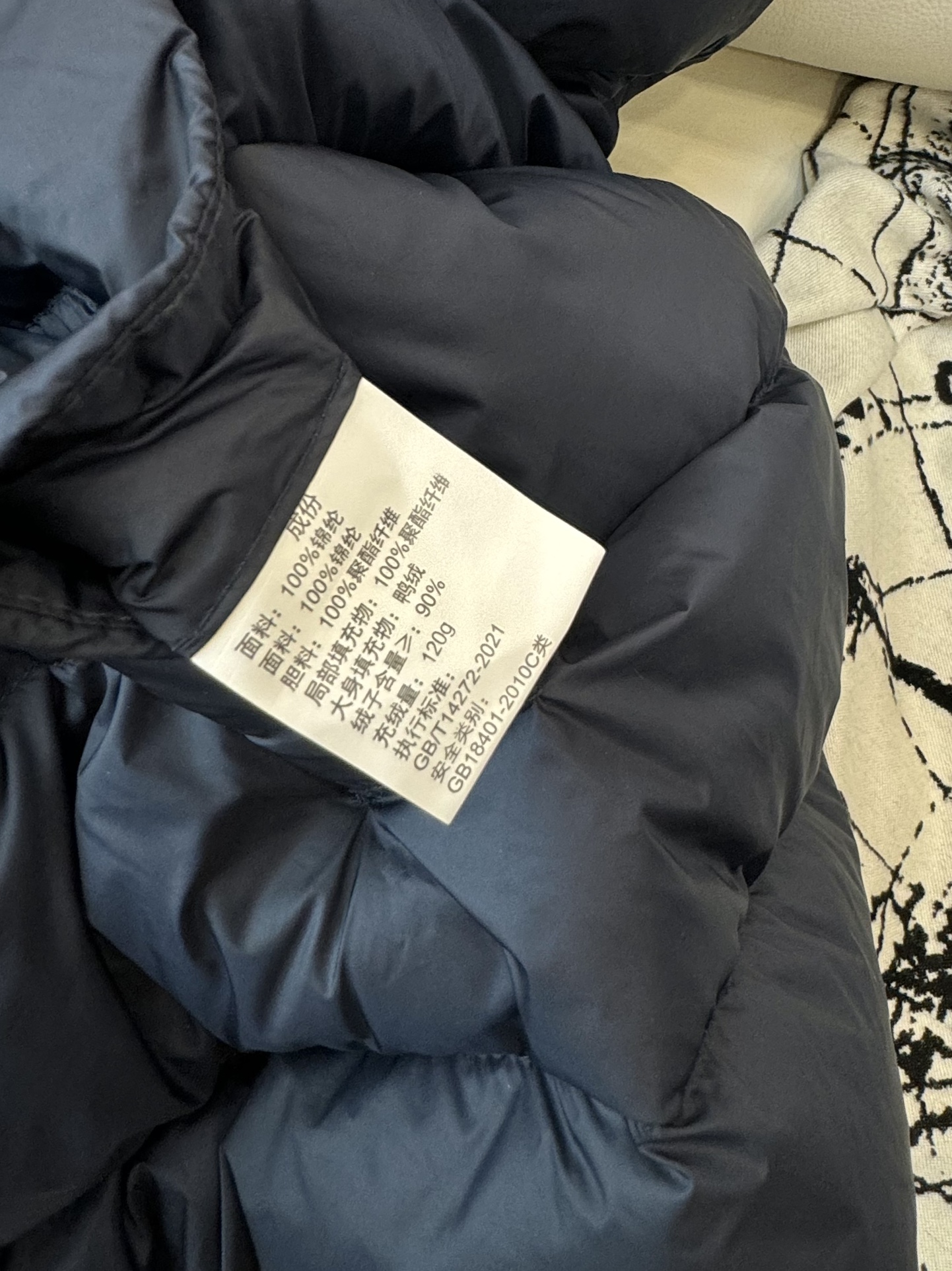 8807#羽绒斗篷⚠️。
M 家 无标款‼️
90%白鸭绒 羽绒斗篷  套头款
颜色：黑色 咖色 米白色