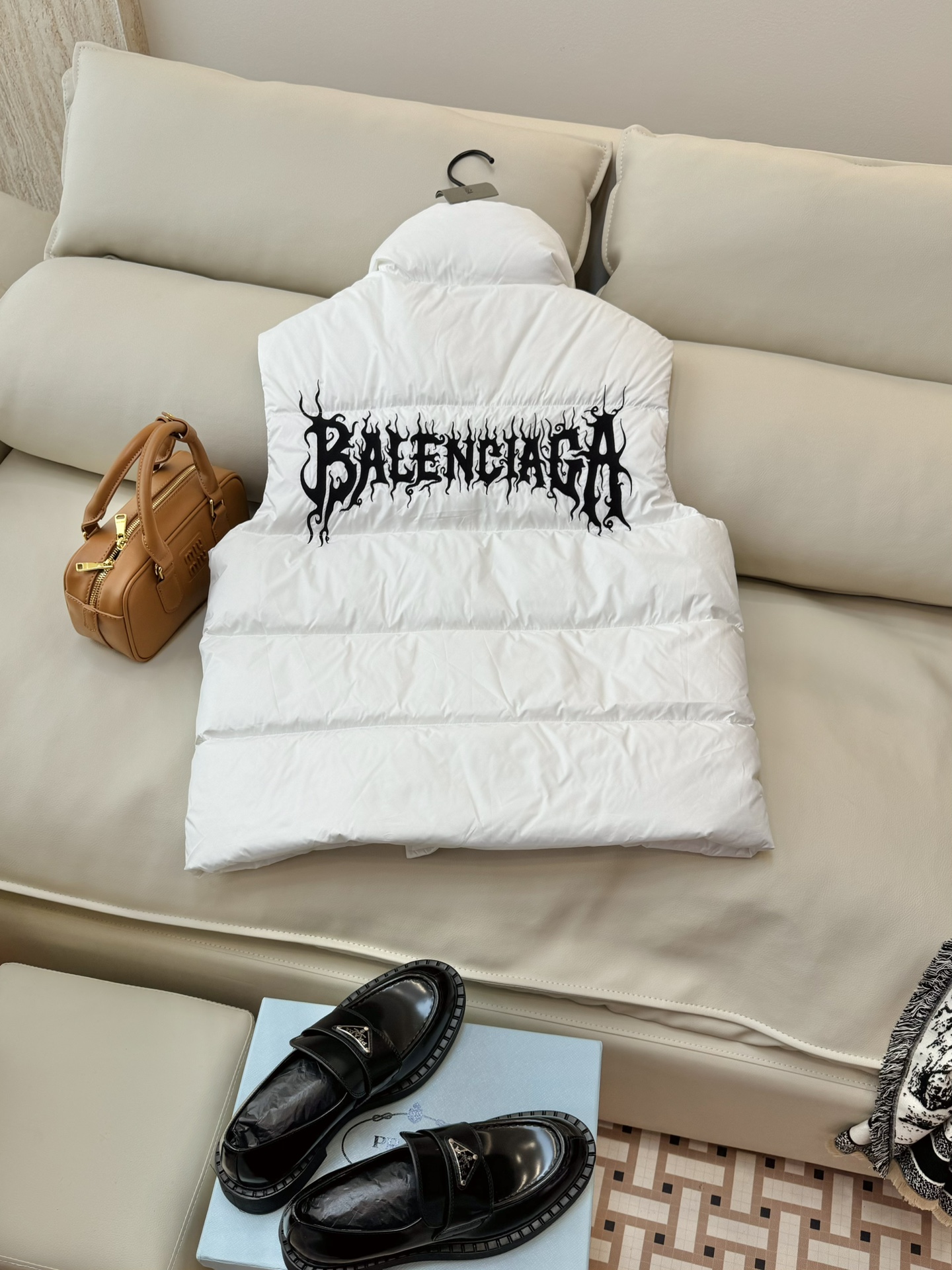 24020#新款羽绒服Balenciaga巴黎世家龙年限定印花90%白鸭绒羽绒马甲羽绒服白色黑色SML