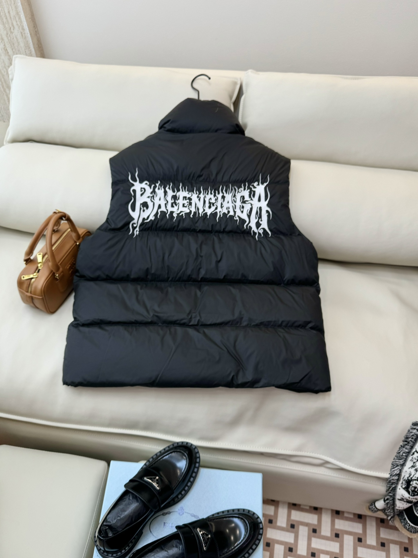 24020#新款羽绒服Balenciaga巴黎世家龙年限定印花90%白鸭绒羽绒马甲羽绒服白色黑色SML