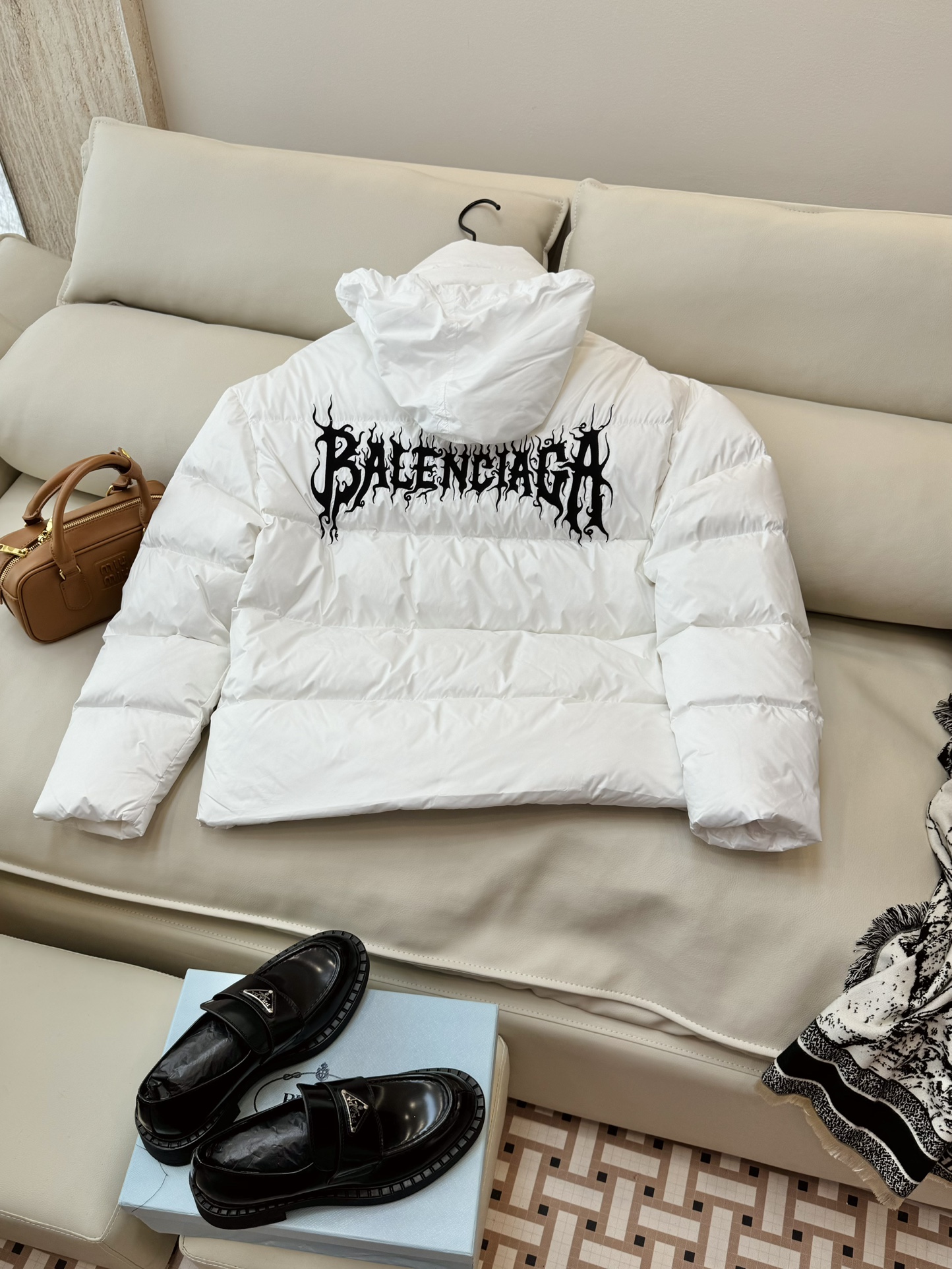 24015#新款羽绒服Balenciaga巴黎世家龙年限定印花宽松版90%白鸭绒羽绒服白色黑色SML