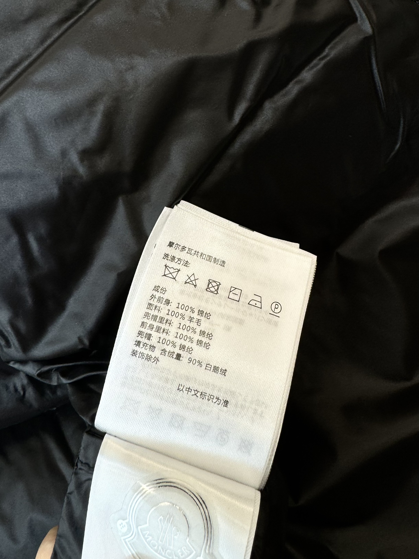 M307#新款羽绒服⚠️。
Mon 蒙口 顶级版 100% 羊毛袖 90%白鹅绒 拉链款 轻薄款 羽绒服