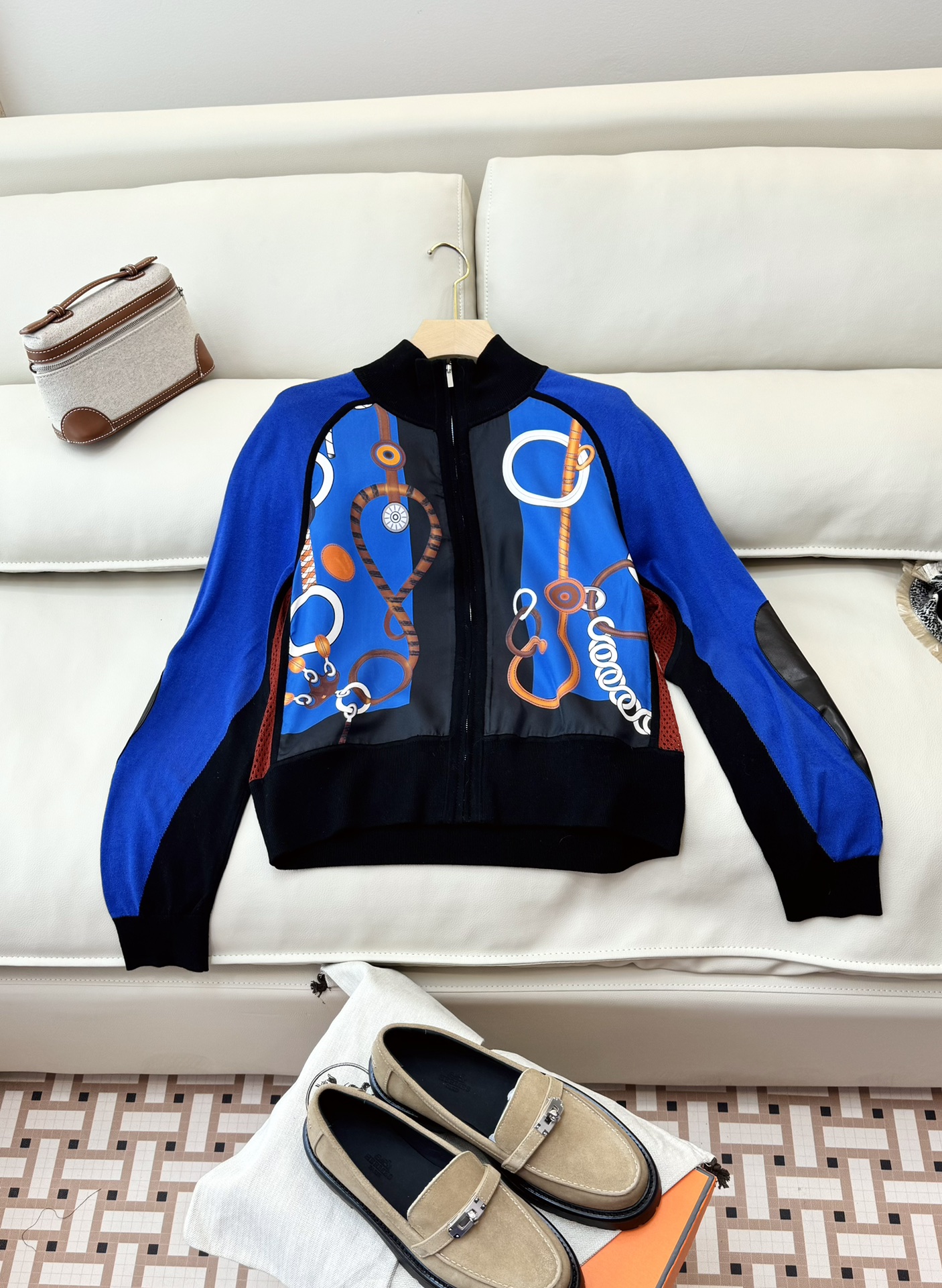 NO:590715,H324050# New Sweater H Home Hermes Silk Positioning Printed Woolen Sweater Cardigan Jacket Sleeves with Genuine Leather Sheepskin Long Sleeve Blue Apricot SMLXL,,hermes,jackets & coats,sheepskin,real silk,alexander wang19860909H324050#新款针织衫 H家 爱马仕 真丝定位印花 拼羊毛针织衫 开衫外套 袖子拼真皮羊皮 长袖 蓝色 杏色 SMLXL,,hermes,jackets & coats,sheepskin,real silk,alexander wang,Women's clothing