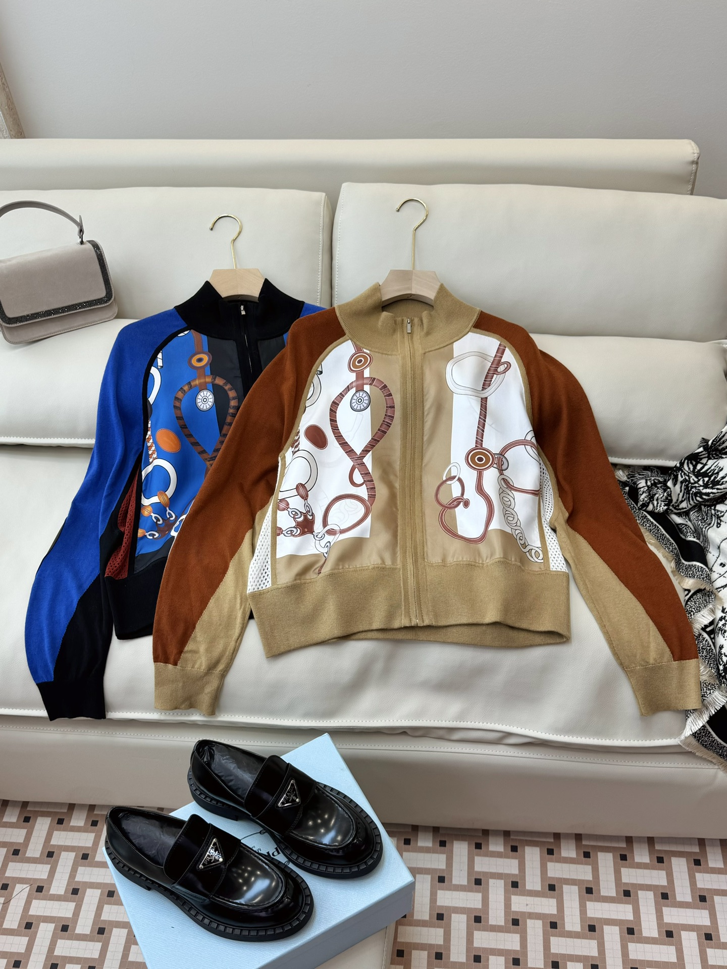 NO:590718,H324050# New Sweater P H Home Hermes Silk Positioning Printed Wool Sweater Cardigan Jacket Sleeves with Genuine Leather Sheepskin Long Sleeve Blue Apricot SMLXL,,hermes,jackets & coats,sheepskin,real silk,alexander wang19860909H324050#新款针织衫P H家 爱马仕 真丝定位印花 拼羊毛针织衫 开衫外套 袖子拼真皮羊皮 长袖 蓝色 杏色 SMLXL,,hermes,jackets & coats,sheepskin,real silk,alexander wang,Women's clothing