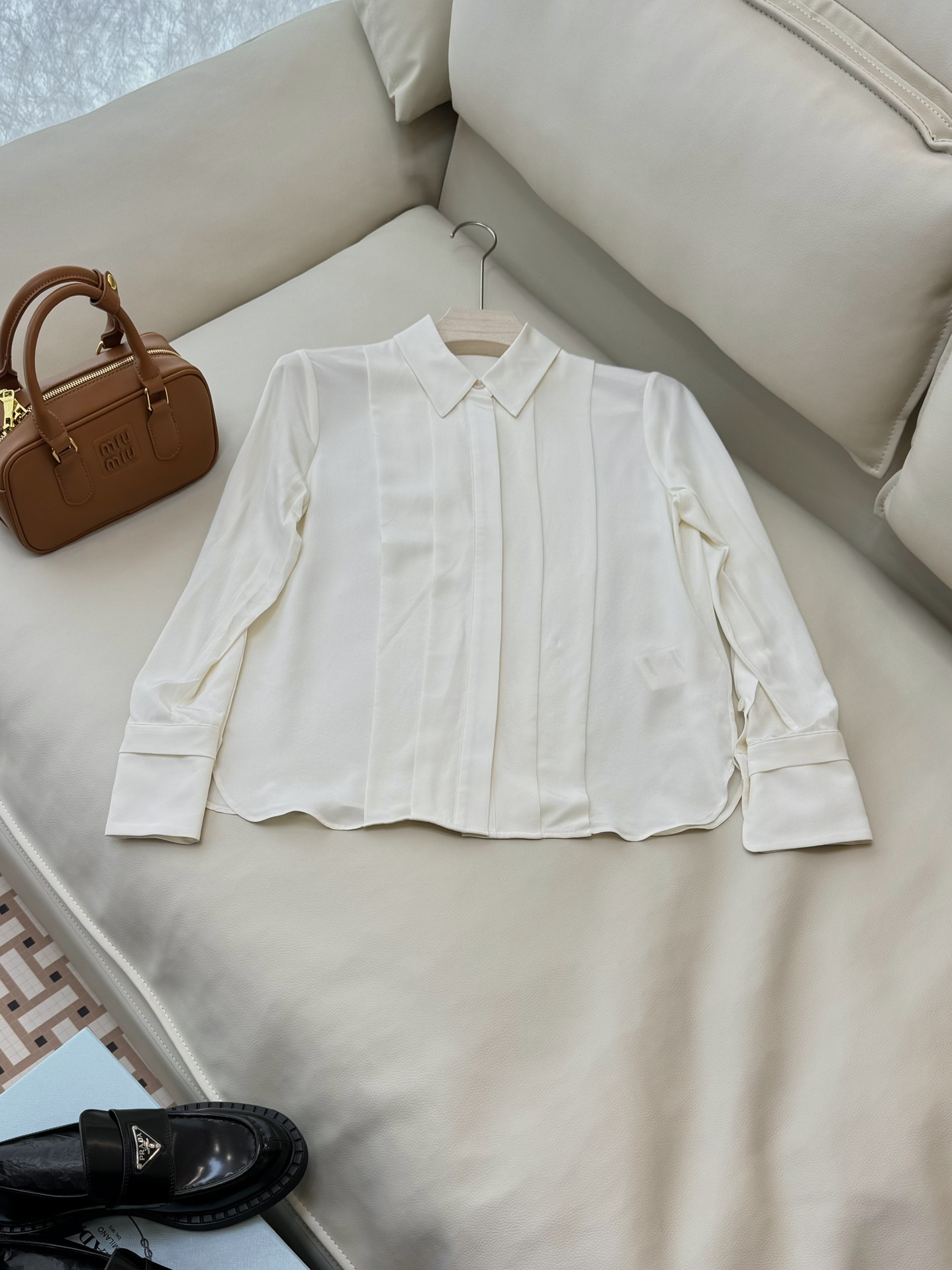 NO:733528,BS0483# New top P Zhihe heavy silk pleated long-sleeved shirt off-white black 36/38/40/42,,shirts,real silk,19860909BS0483#新款上衣P 之禾 重磅真丝压褶长袖衬衫 米白色 黑色 36/38/40/42,,shirts,real silk,,Women's clothing