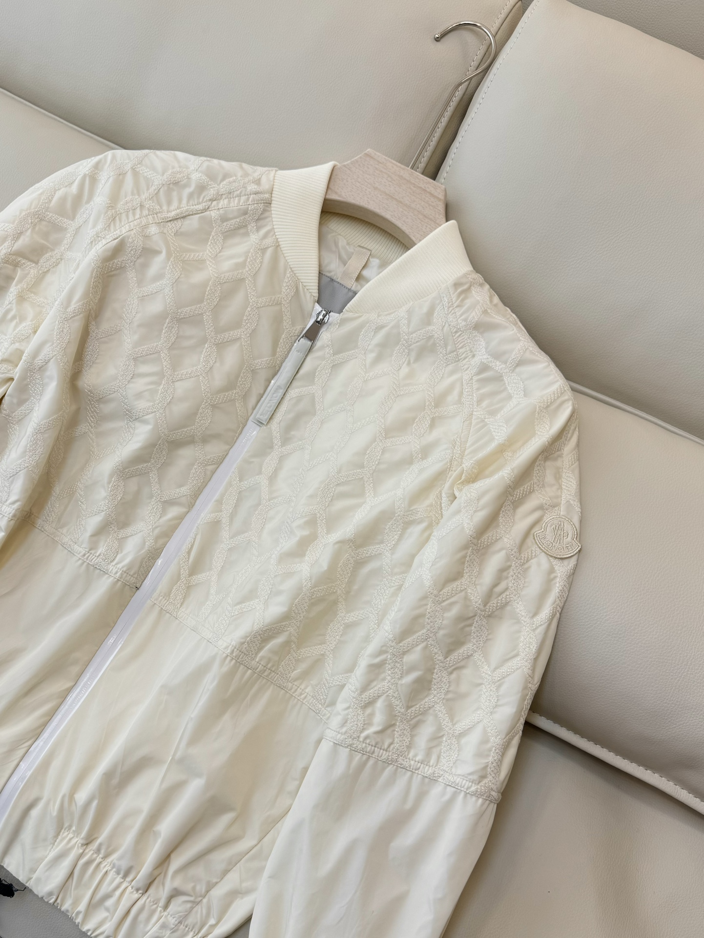 LF015#新款外套。
Mon 蒙口 爆款 重工绣花 棒球服外套 蓝色 米白色1-2-3码 