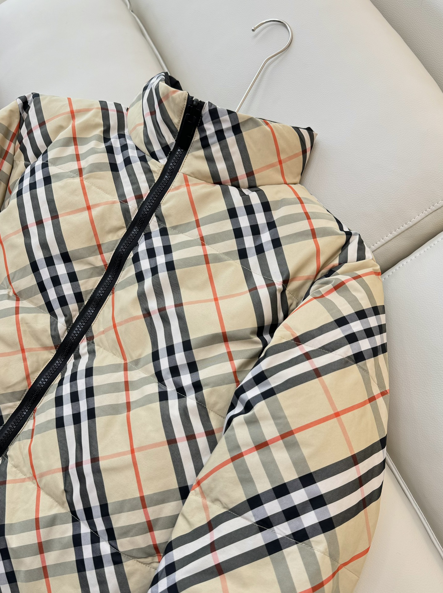 QGL24011#新款羽绒服⚠️。
Bur 巴宝莉 格纹两面穿 90% 鹅绒 羽绒服 蓝色 杏色 SML