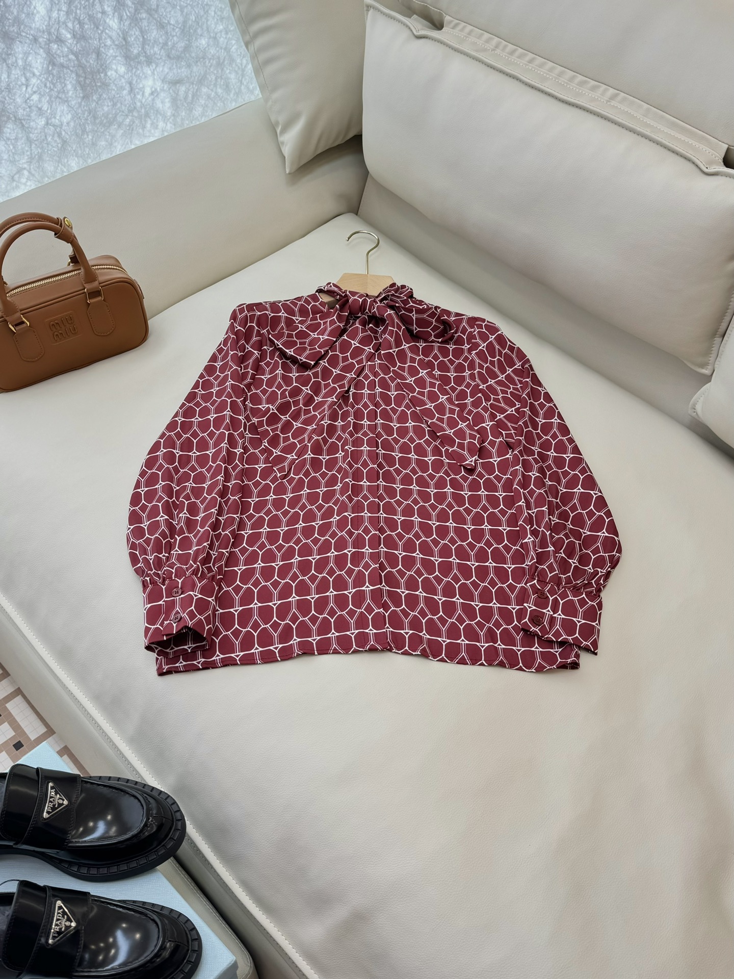 NO:296884,BS141# new shirt val elastic 92 silk bow ribbon long sleeve silk printed shirt red SMLXL,,shirts,real silk,alexander wang19860909BS141#新款衬衫 val 弹力92真丝 蝴蝶结飘带 长袖真丝印花衬衫 红色 SMLXL,,shirts,real silk,alexander wang,Women's clothing