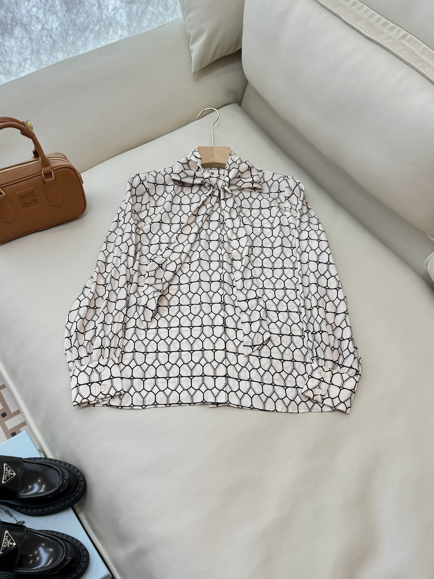 NO:296881,BS141# new shirt val elastic 92 silk bow ribbon long sleeve silk printed shirt apricot color SMLXL,,shirts,real silk,alexander wang19860909BS141#新款衬衫 val 弹力92真丝 蝴蝶结飘带 长袖真丝印花衬衫 杏色 SMLXL,,shirts,real silk,alexander wang,Women's clothing