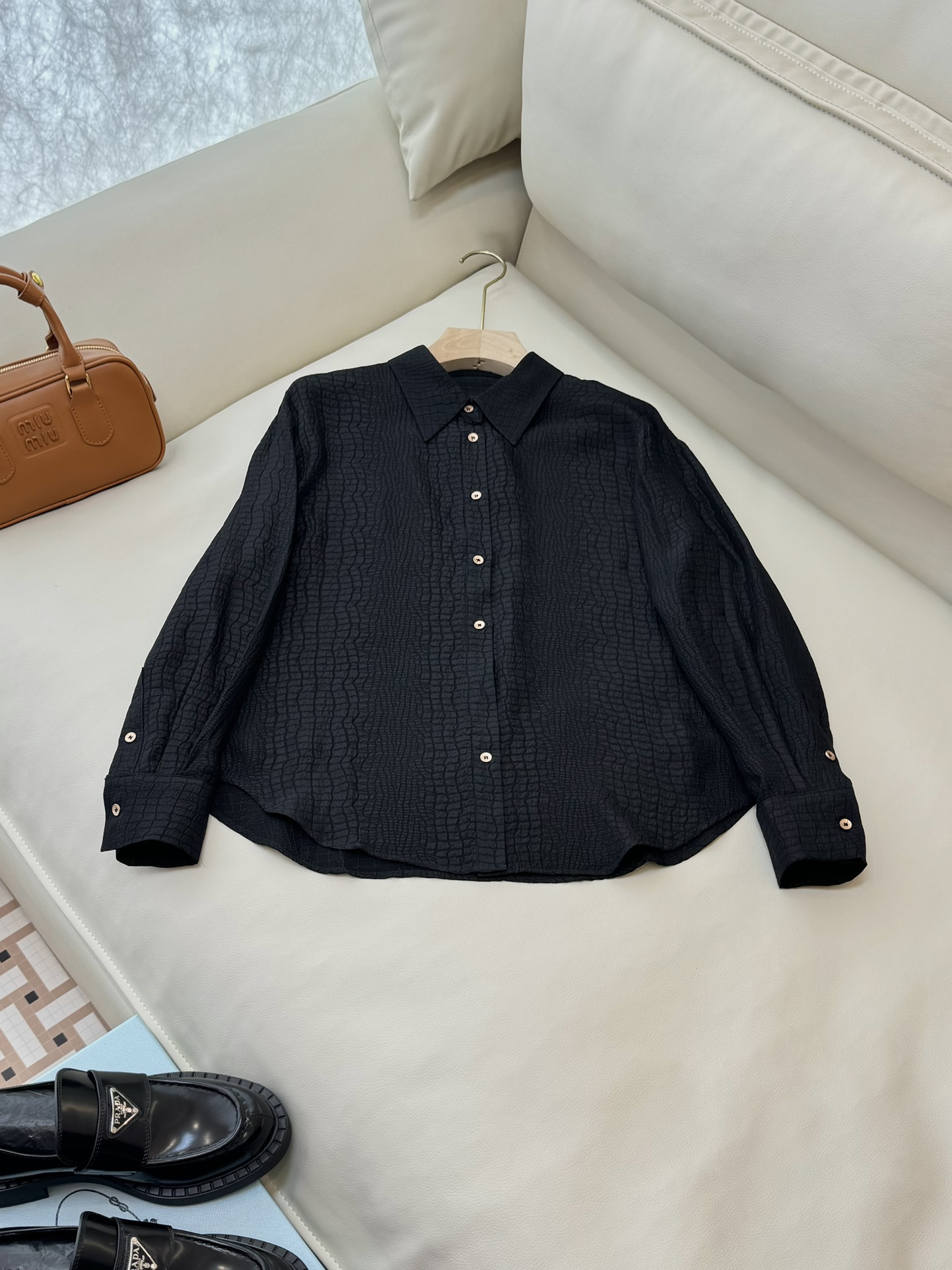 NO:296871,BS517# new shirt silk crocodile embossed long-sleeved silk shirt black white SMLXL,,shirts,real silk,alexander wang19860909BS517#新款衬衫 真丝鳄鱼纹压花 长袖真丝衬衫 黑色 白色 SMLXL,,shirts,real silk,alexander wang,Women's clothing