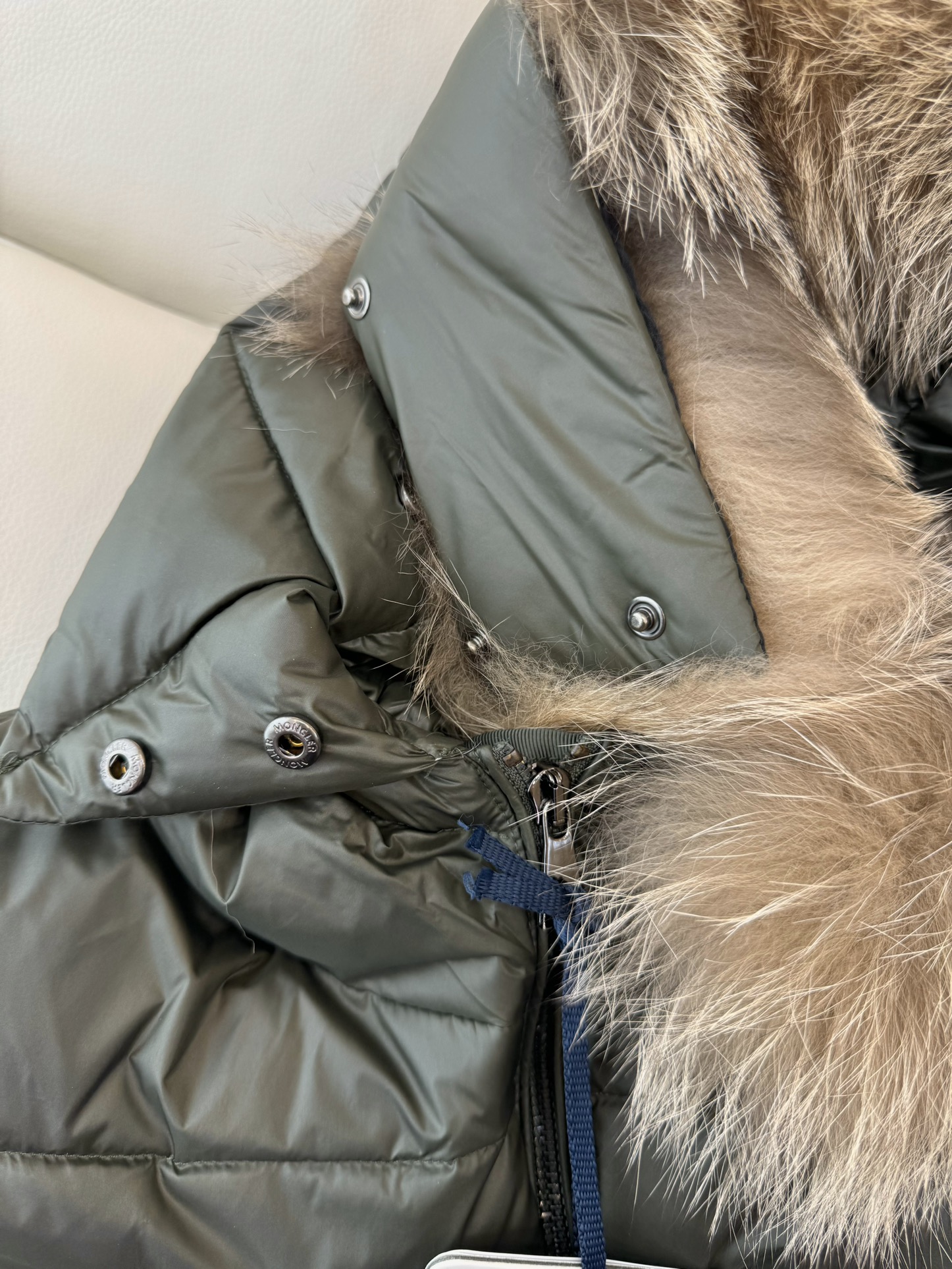 MN034#新款羽绒服⚠️。
Mon 蒙口 狐狸毛领 90%白鹅绒 修身羽绒服 短款  
绿色  白色 