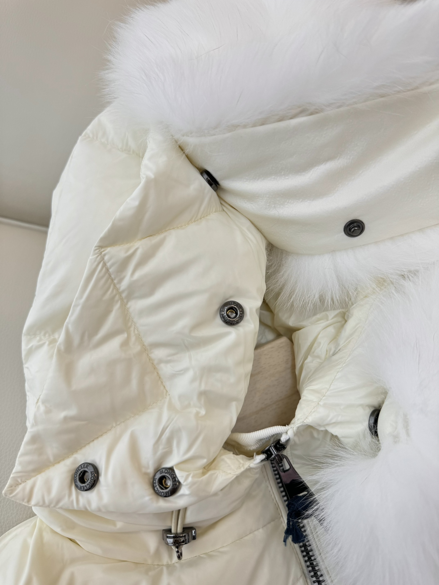 MN035#新款羽绒服⚠️。
Mon 蒙口 狐狸毛领 90%白鹅绒 修身羽绒服 短款  
白色 黑色 1