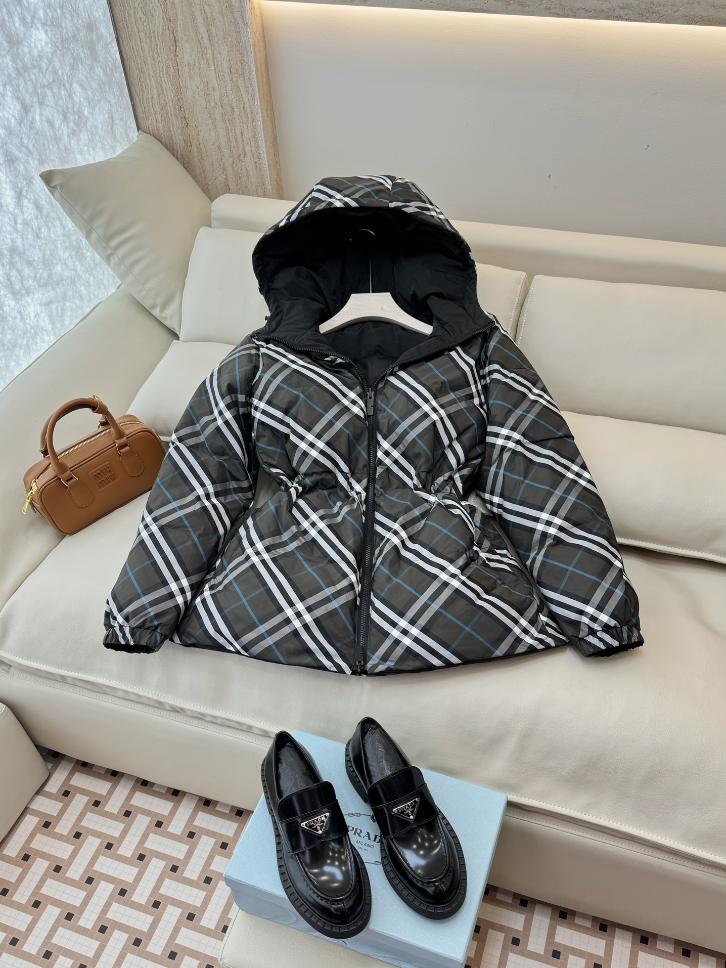 QGL24012#新款羽绒服⚠️。
Bur 巴宝莉 中长款 格纹两面穿 90% 鹅绒 羽绒服 蓝色 杏色