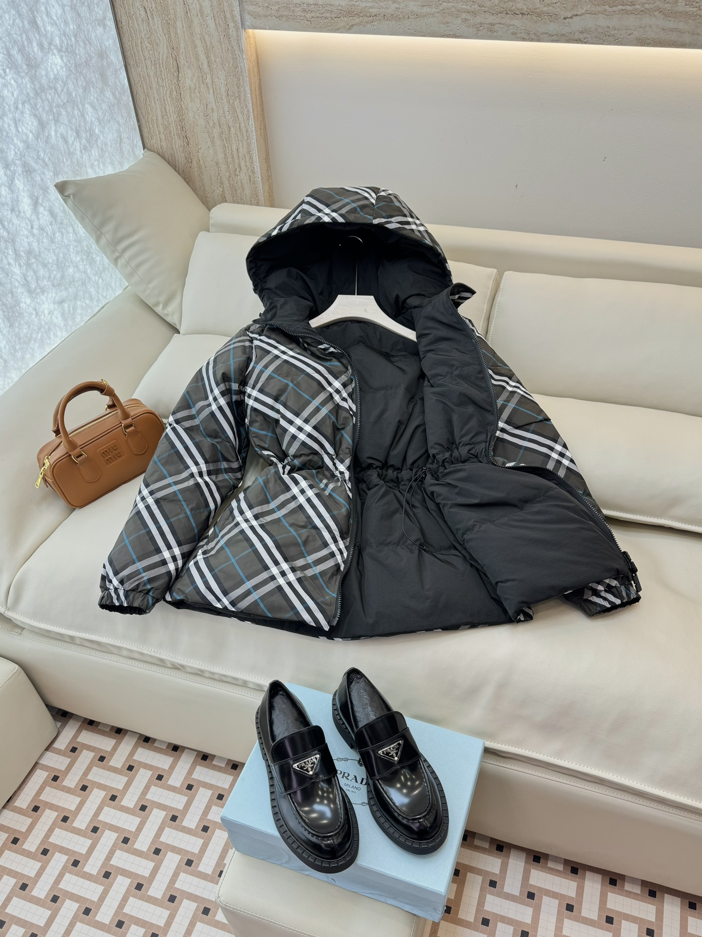QGL24012#新款羽绒服⚠️。
Bur 巴宝莉 中长款 格纹两面穿 90% 鹅绒 羽绒服 蓝色 杏色