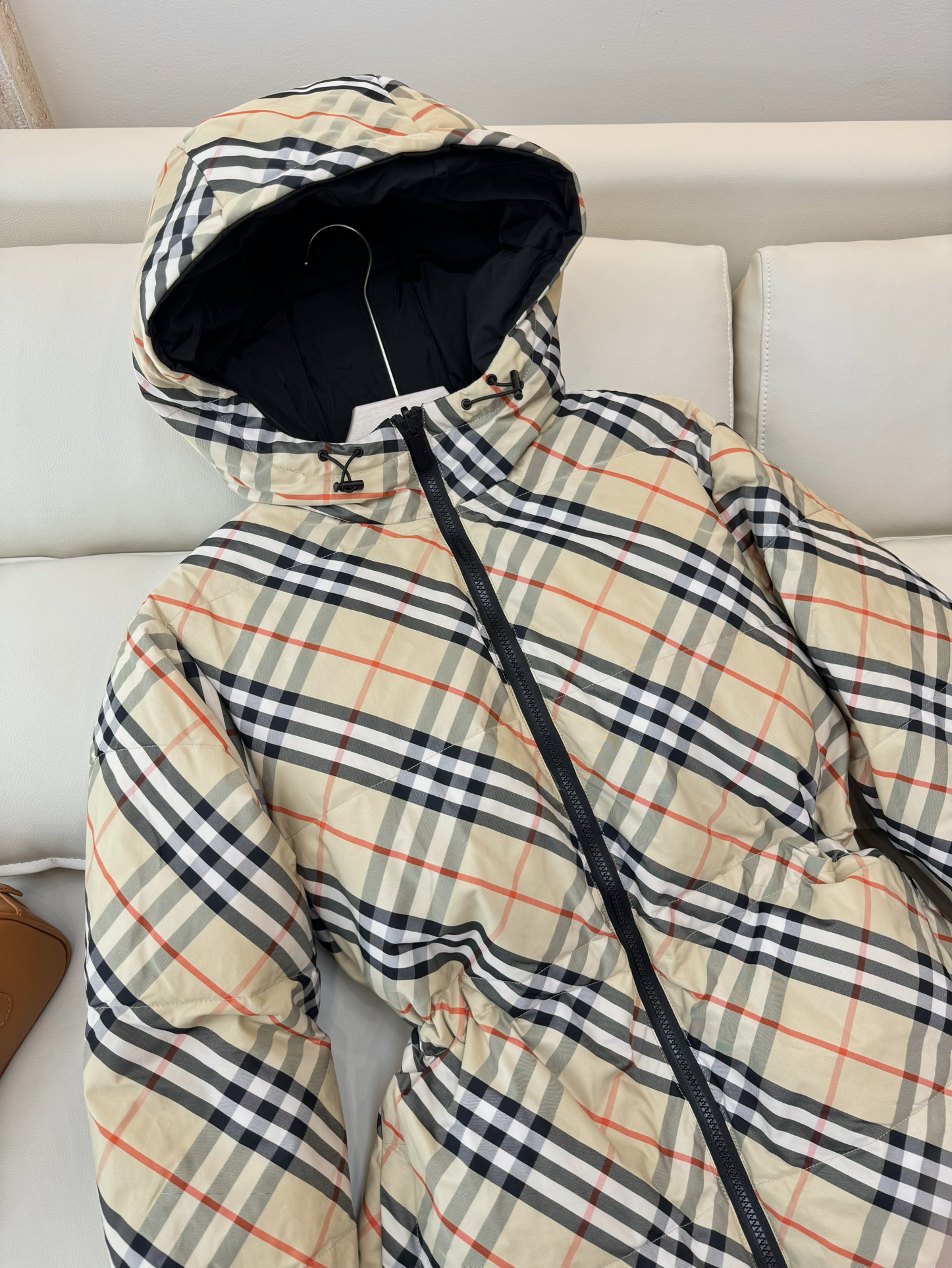 QGL24012#新款羽绒服⚠️。
Bur 巴宝莉 中长款 格纹两面穿 90% 鹅绒 羽绒服 蓝色 杏色
