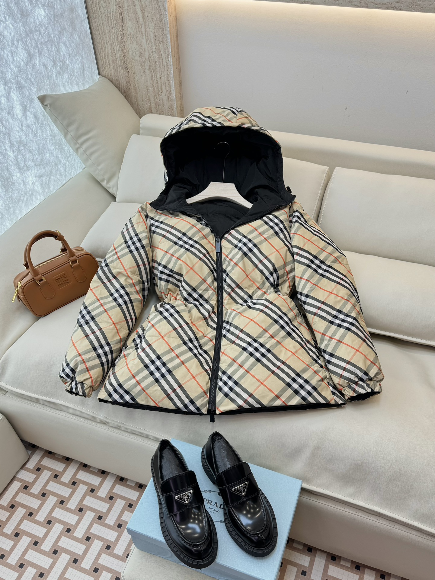 QGL24012#新款羽绒服⚠️。
Bur 巴宝莉 中长款 格纹两面穿 90% 鹅绒 羽绒服 蓝色 杏色