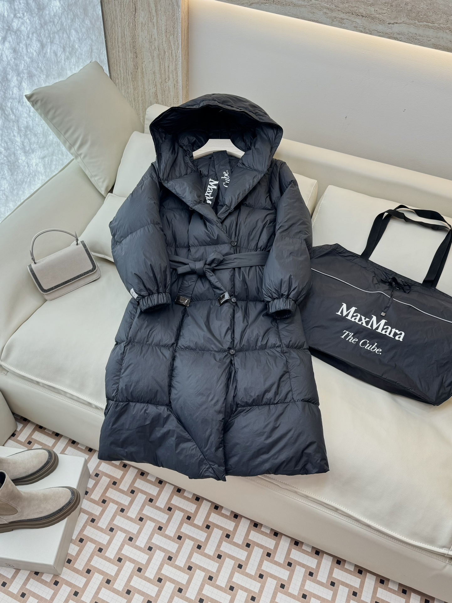 M2100#新款羽绒服⚠️2024。
max mara  配原包装 原标高定版 羽绒长款鹅绒服  90%