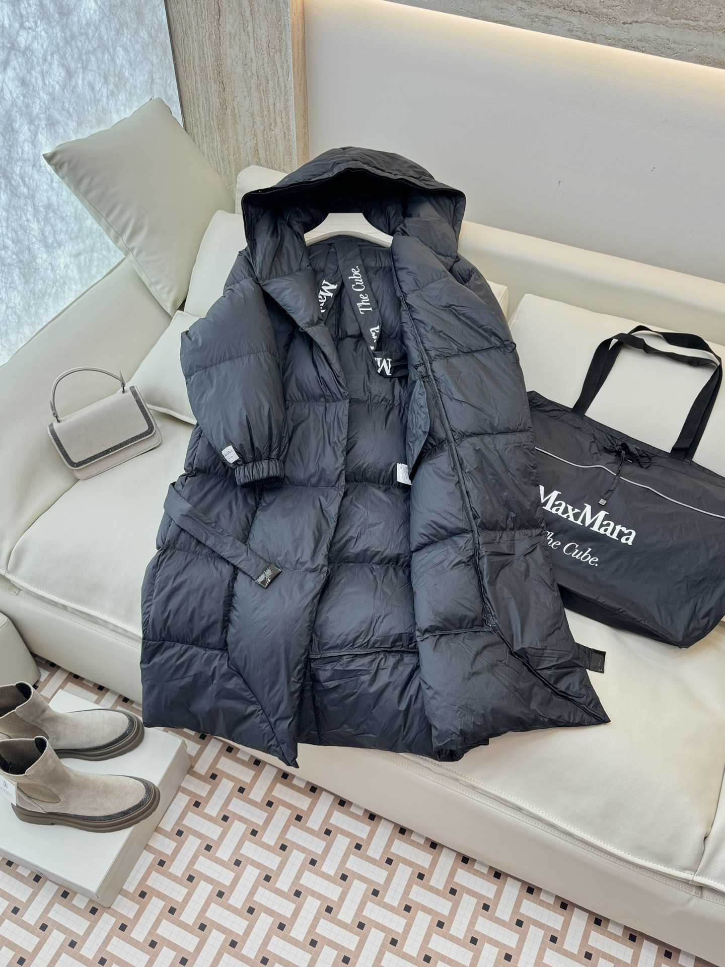M2100#新款羽绒服⚠️2024。
max mara  配原包装 原标高定版 羽绒长款鹅绒服  90%