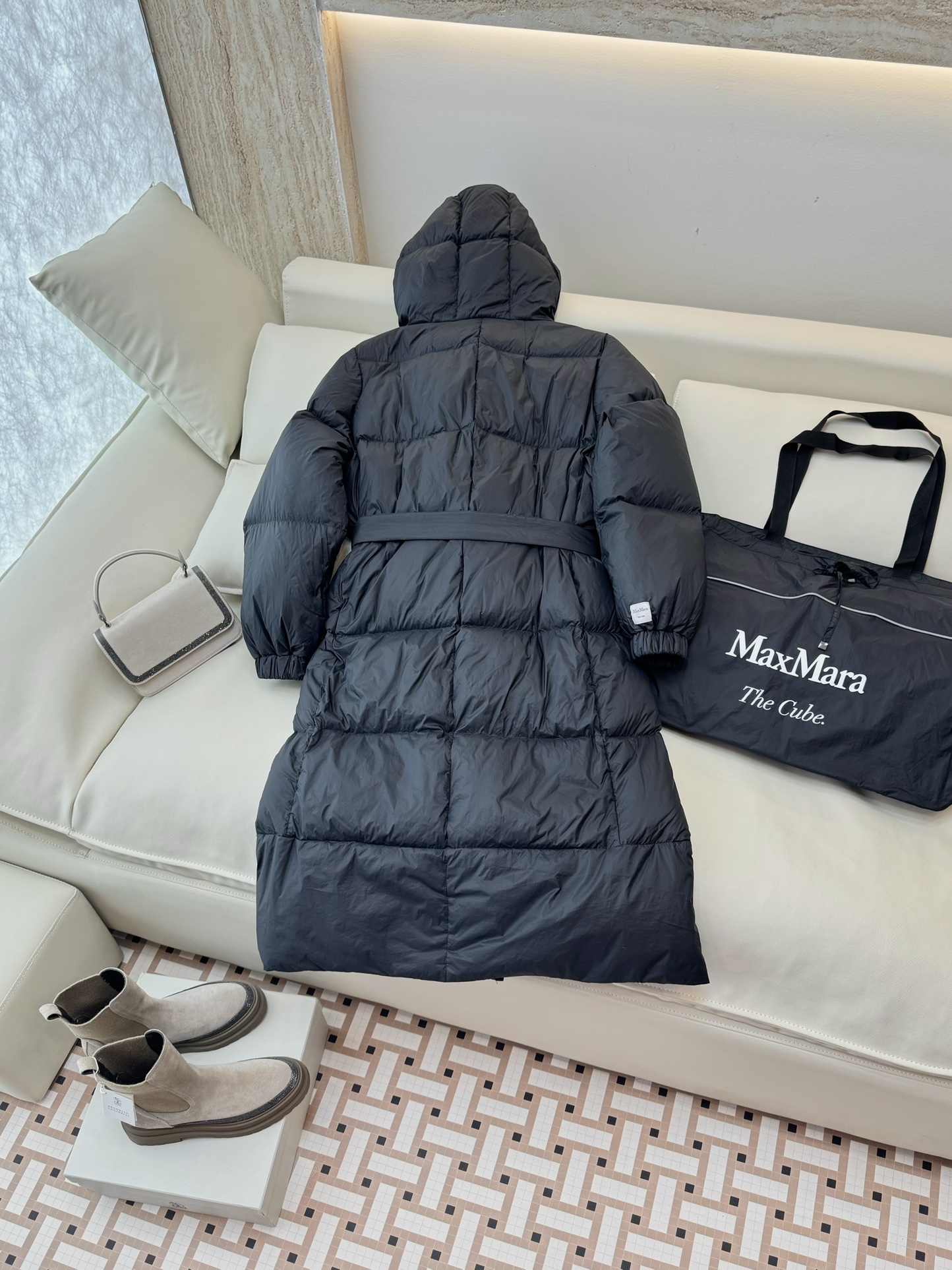 M2100#新款羽绒服⚠️2024。
max mara  配原包装 原标高定版 羽绒长款鹅绒服  90%