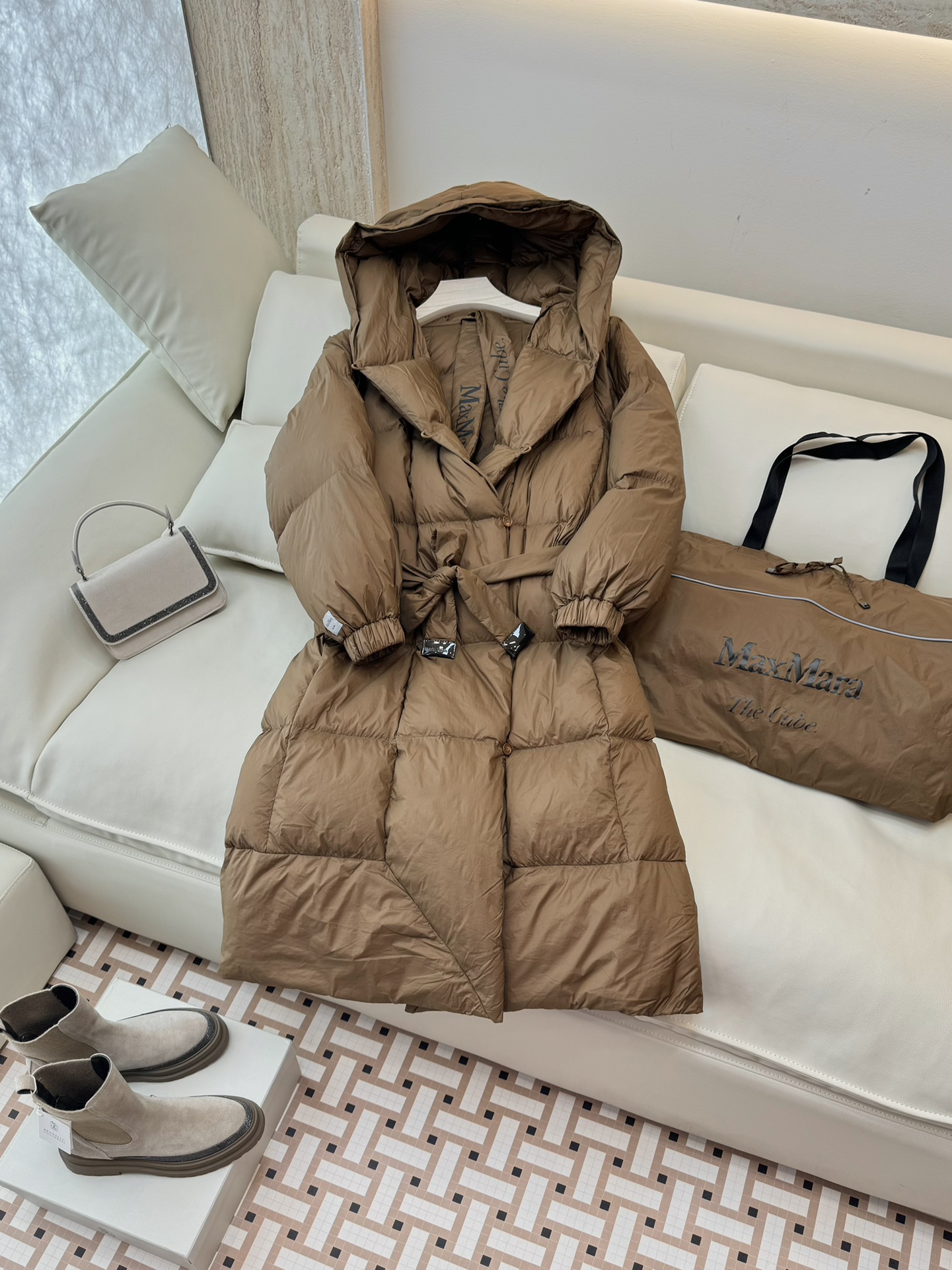 M2100#新款羽绒服⚠️2024。
max mara  配原包装 原标高定版 羽绒长款鹅绒服  90%