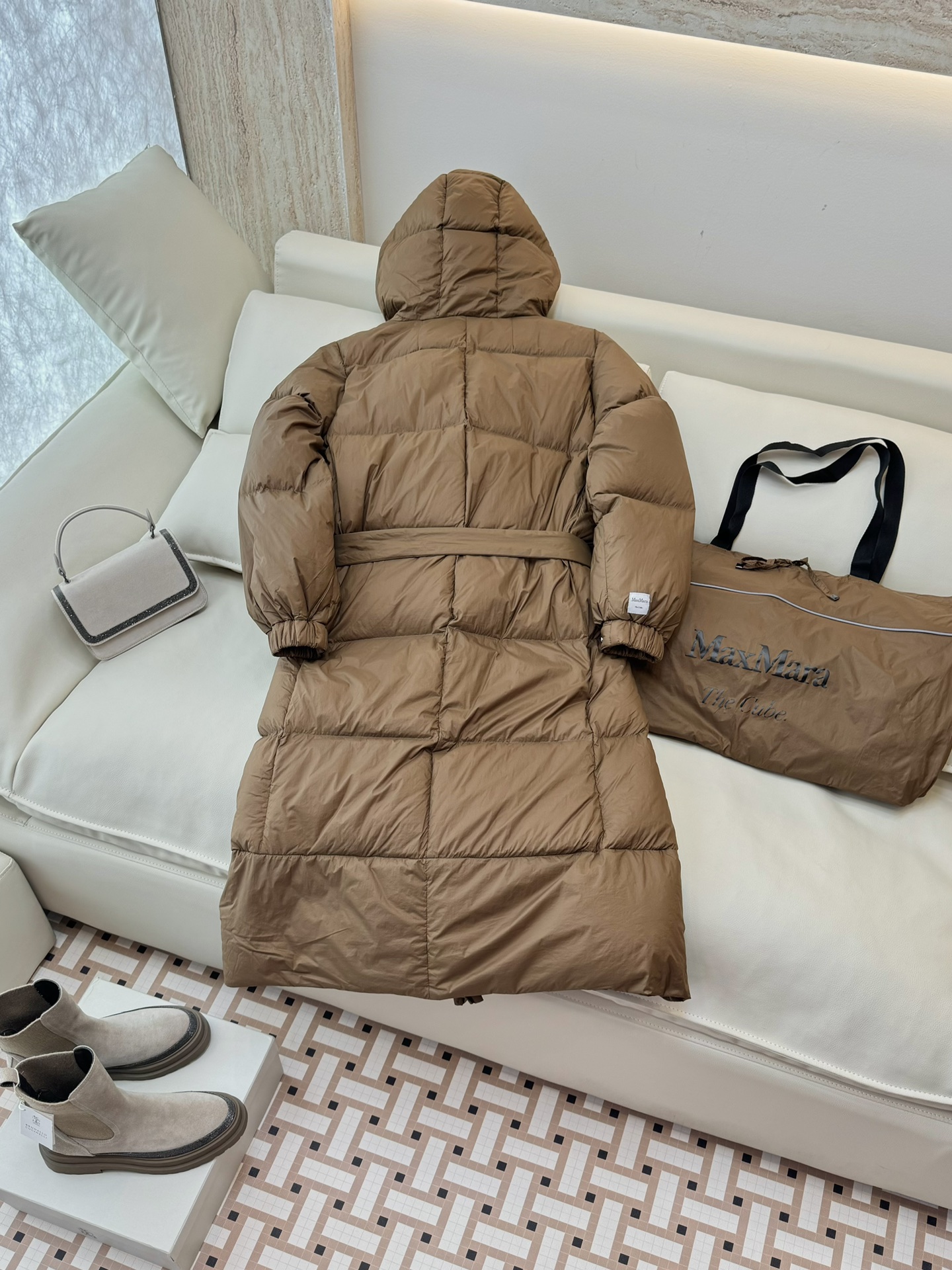 M2100#新款羽绒服⚠️2024。
max mara  配原包装 原标高定版 羽绒长款鹅绒服  90%