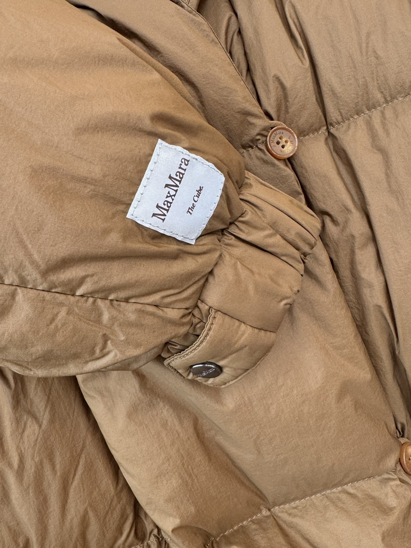 M2100#新款羽绒服⚠️2024。
max mara  配原包装 原标高定版 羽绒长款鹅绒服  90%