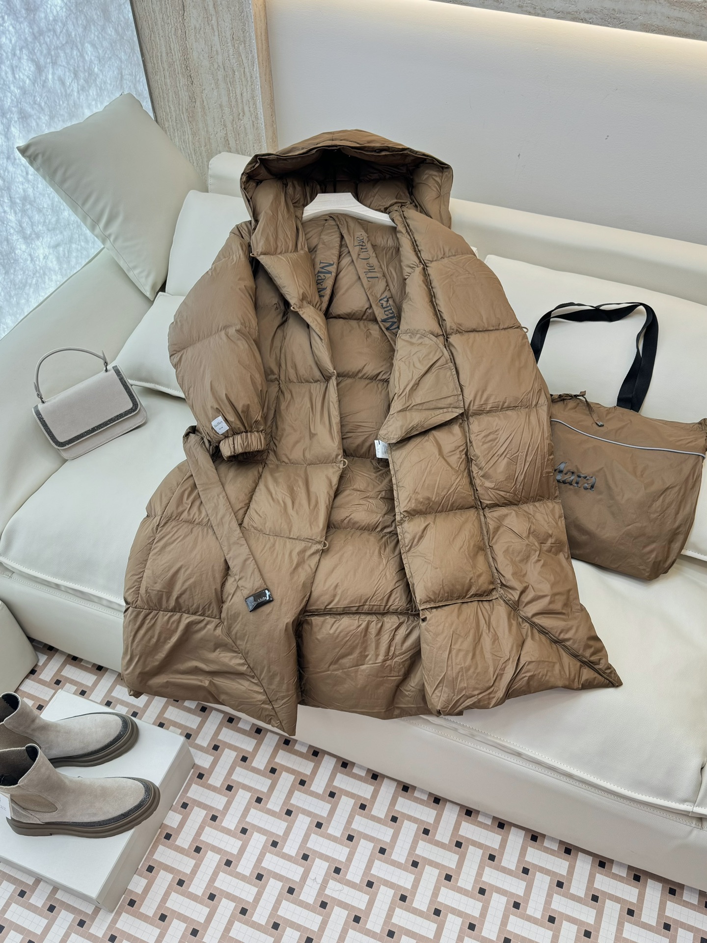 M2100#新款羽绒服⚠️2024。
max mara  配原包装 原标高定版 羽绒长款鹅绒服  90%