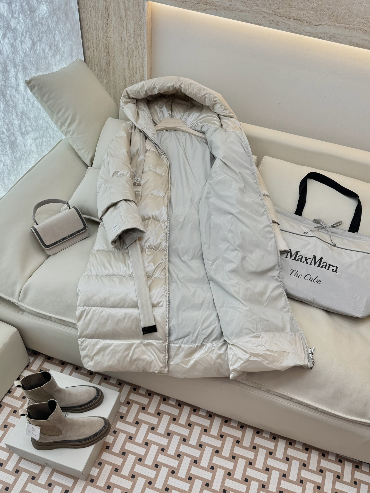 M651#新款羽绒服⚠️。
max mara  两面穿 配原包装 顶级版 长款90% 鹅绒羽绒服  
黑
