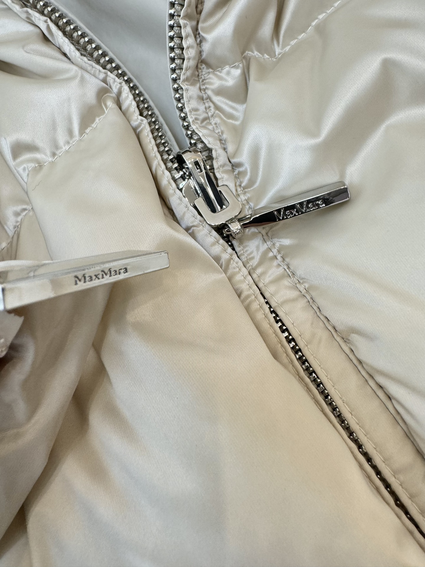 M651#新款羽绒服⚠️。
max mara  两面穿 配原包装 顶级版 长款90% 鹅绒羽绒服  
黑
