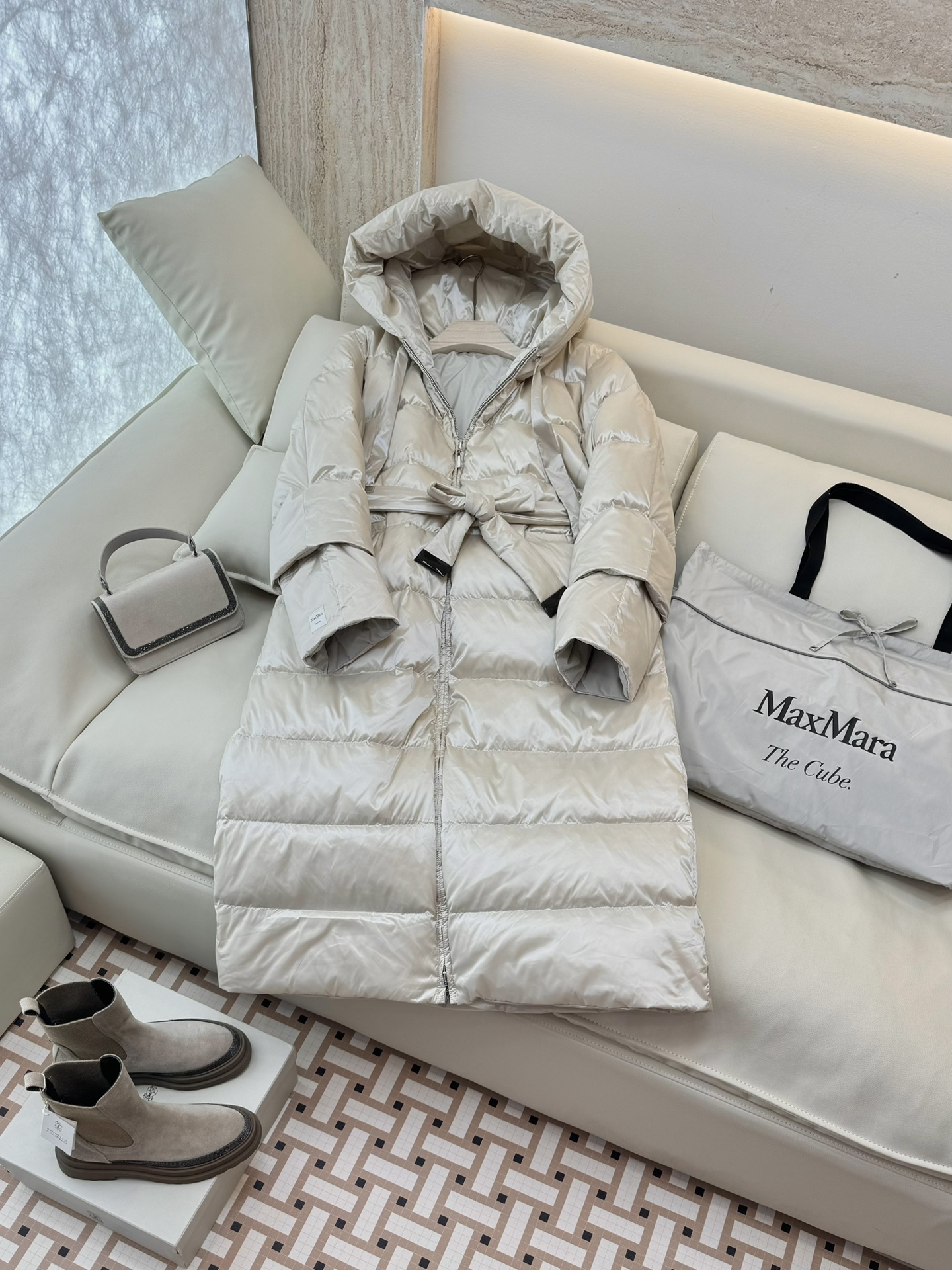 M651#新款羽绒服⚠️。
max mara  两面穿 配原包装 顶级版 长款90% 鹅绒羽绒服  
黑