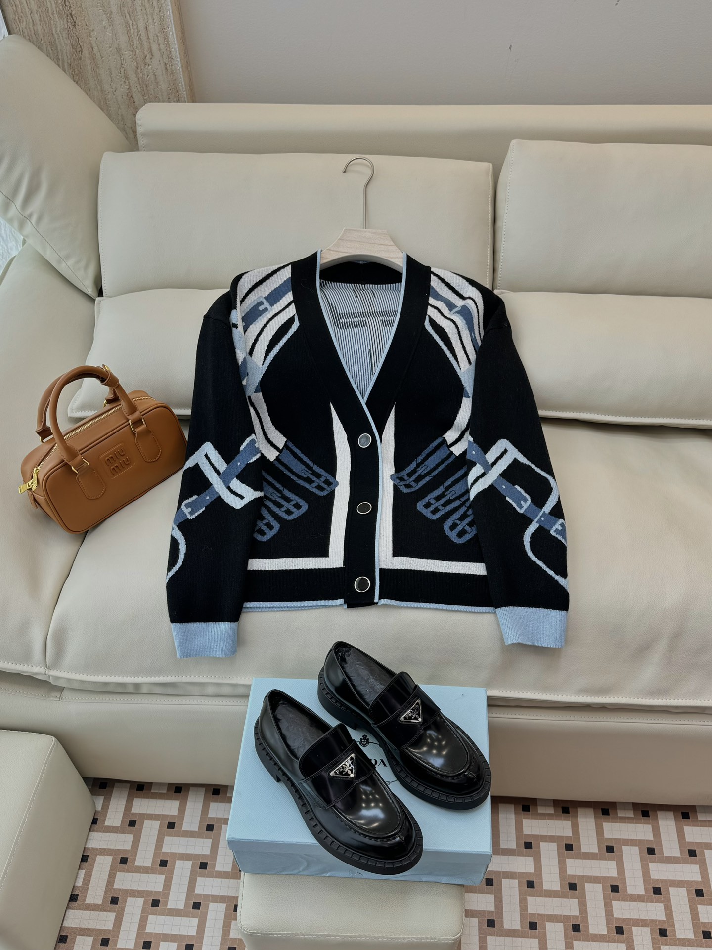 NO:590703,H324060#New Sweater H Home Hermès Positioning Printed Cashmere Sweater Cardigan Jacket Black White Yellow MLXL,,hermes,jackets & coats,alexander wang19860909H324060#新款针织衫 H家 爱马仕 定位印花 拼羊绒针织衫 开衫外套 黑色 白色 黄色 MLXL,,hermes,jackets & coats,alexander wang,Women's clothing