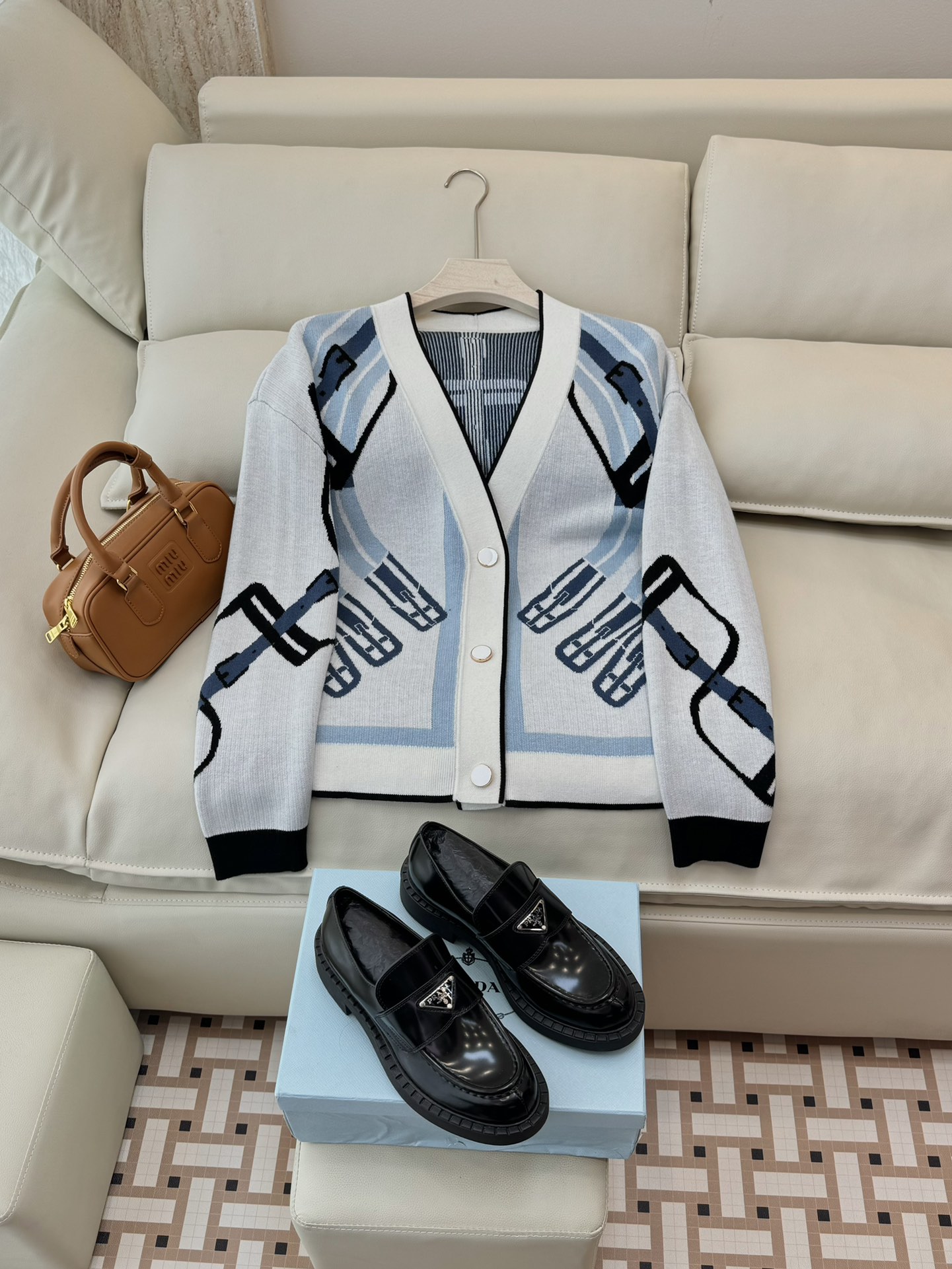 NO:590709,H324060#New Sweater P H Home Hermès Positioning Printed Cashmere Sweater Cardigan Jacket Black White Yellow MLXL,,hermes,jackets & coats,alexander wang19860909H324060#新款针织衫P H家 爱马仕 定位印花 拼羊绒针织衫 开衫外套 黑色 白色 黄色 MLXL,,hermes,jackets & coats,alexander wang,Women's clothing