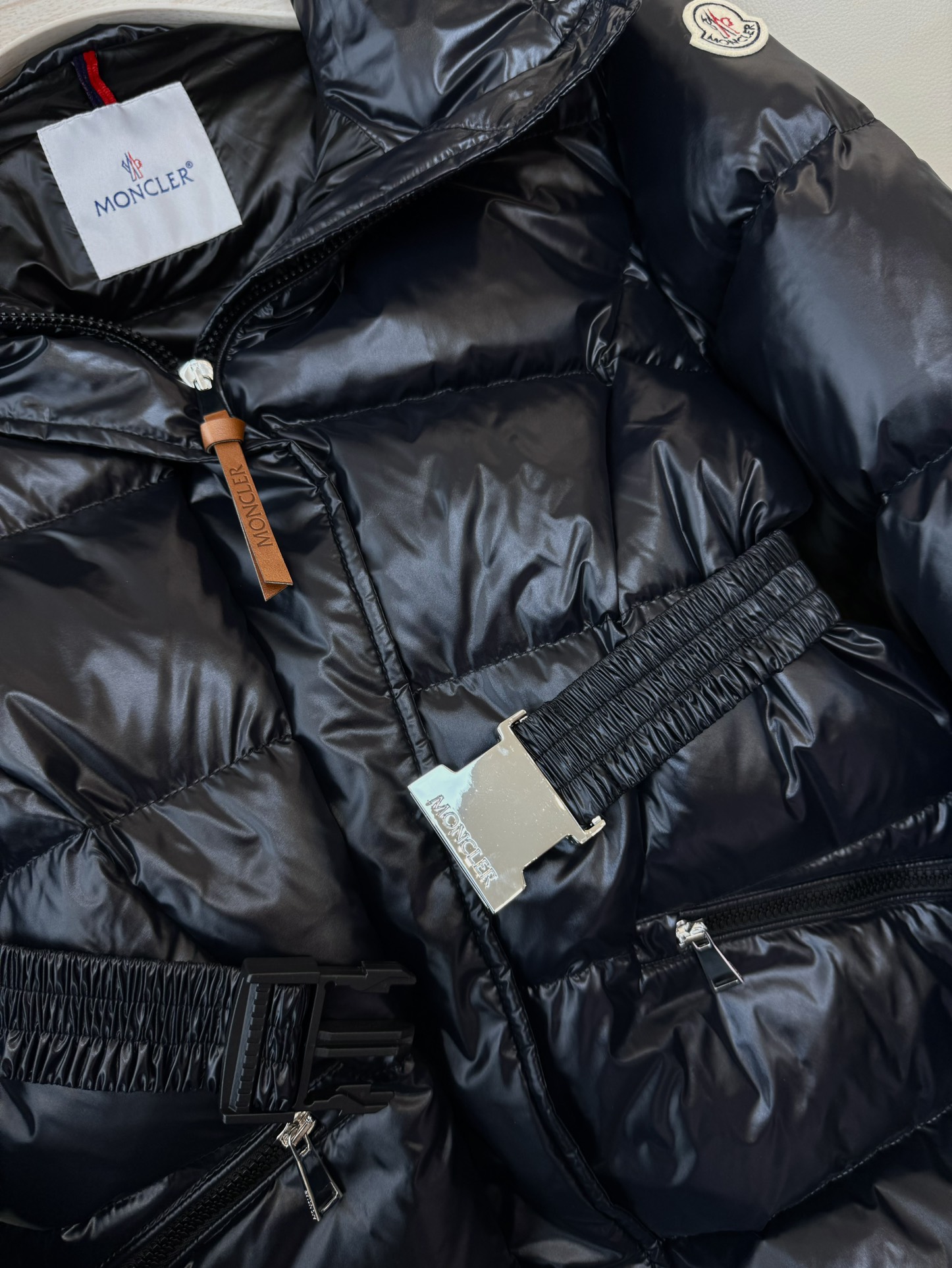 M381#新款羽绒服⚠️。
Moncler 顶级款 显瘦 收腰 90% 白鹅绒 长款羽绒服 黑色 米色 